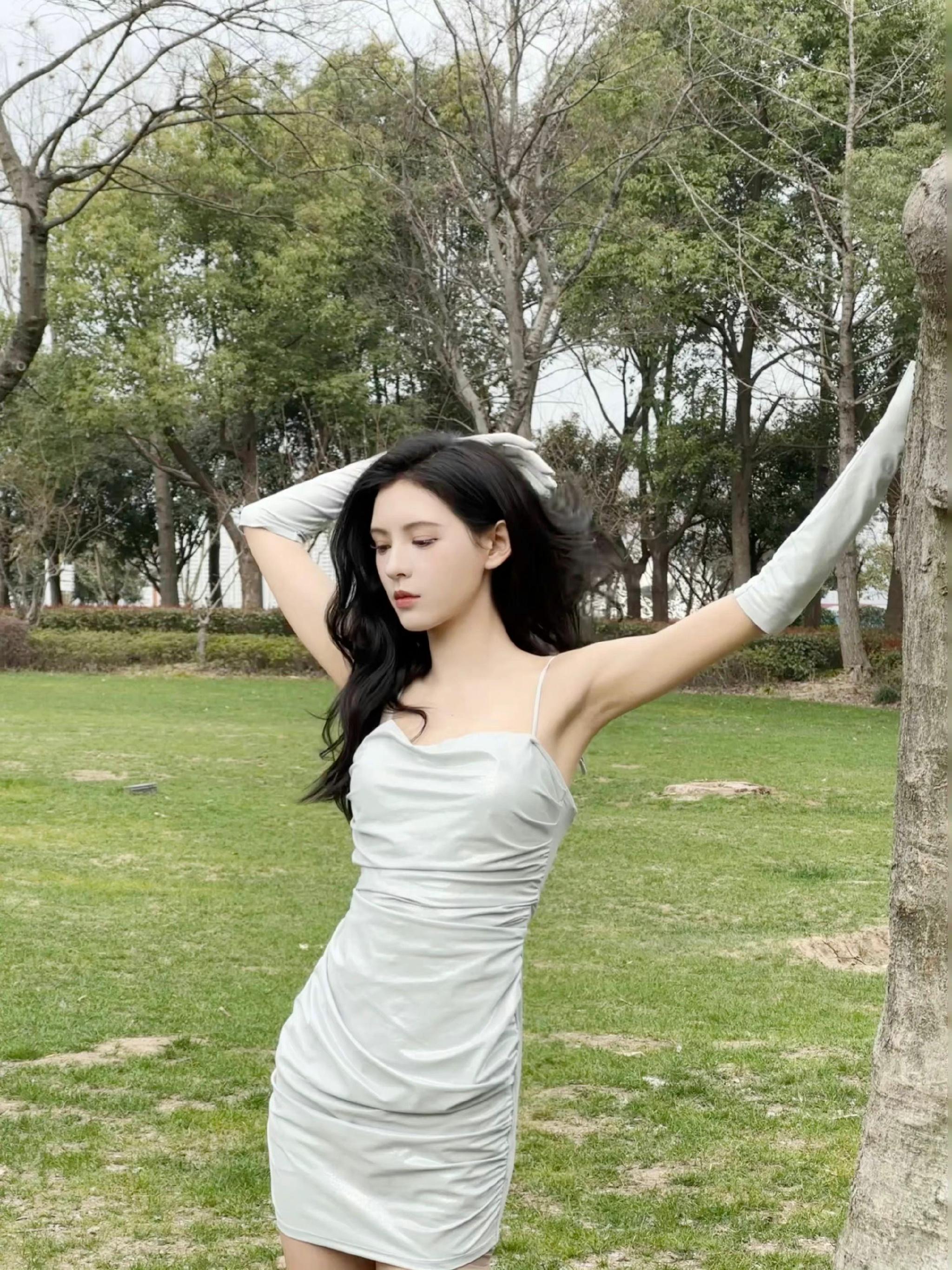 银灰色吊带连衣裙77大波浪长卷发的张予曦大概是想迷亖我吧?