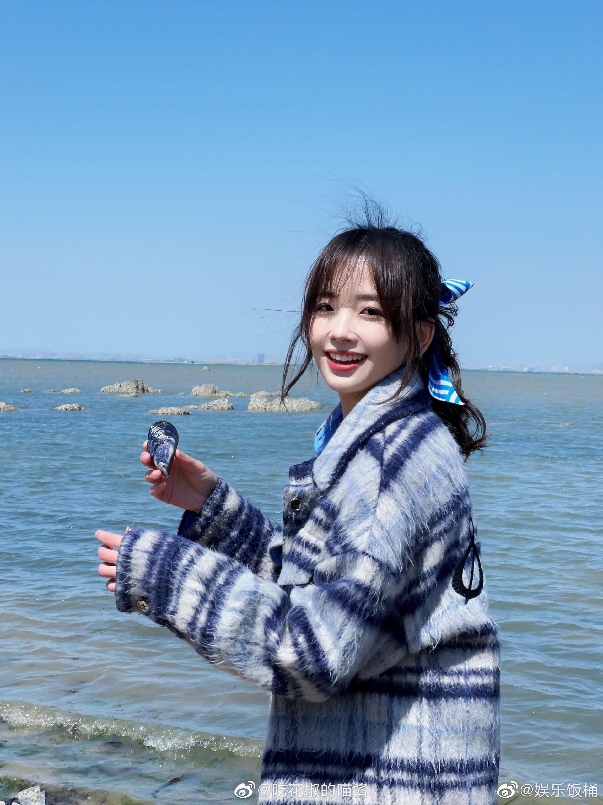 王冰冰晒四月海边随拍,大美女一不小心和海虹撞了衫 好甜好美啊_高清