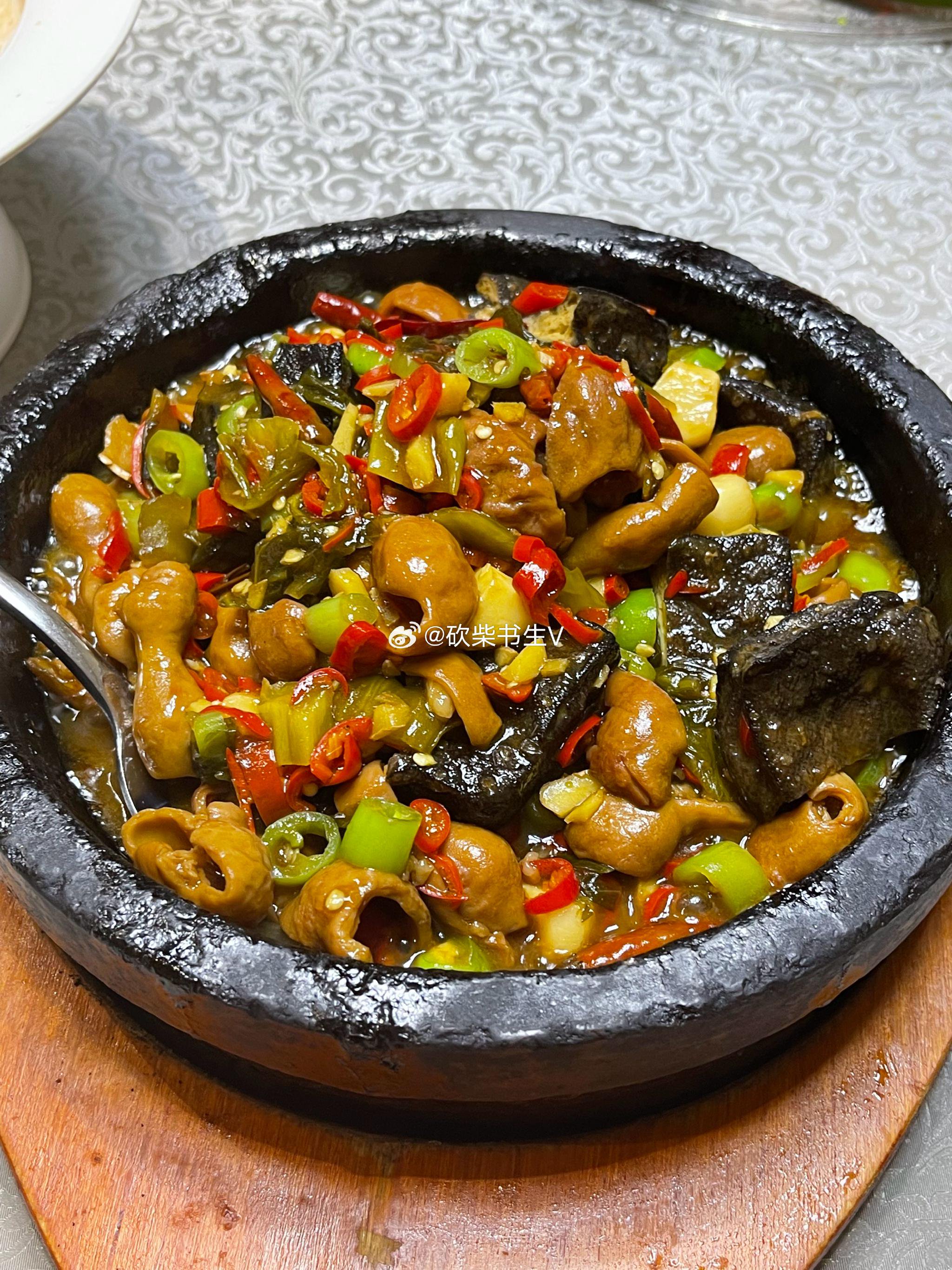 北京赣味一品吃江西菜,这道菜叫赣北双绝,也就是臭豆腐烧肥肠