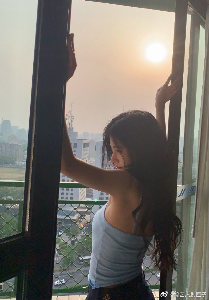 美女的腰才叫腰!这也太细了吧,手里的炸鸡顿时不香了