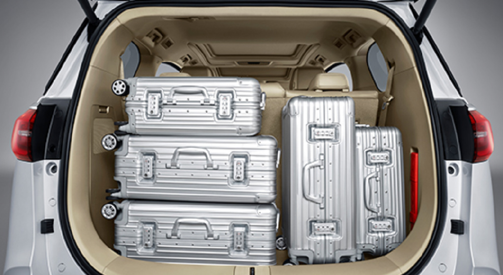 5l;后备箱空间达521l,可放置3个20寸及2个24寸登机箱,足以满足日常