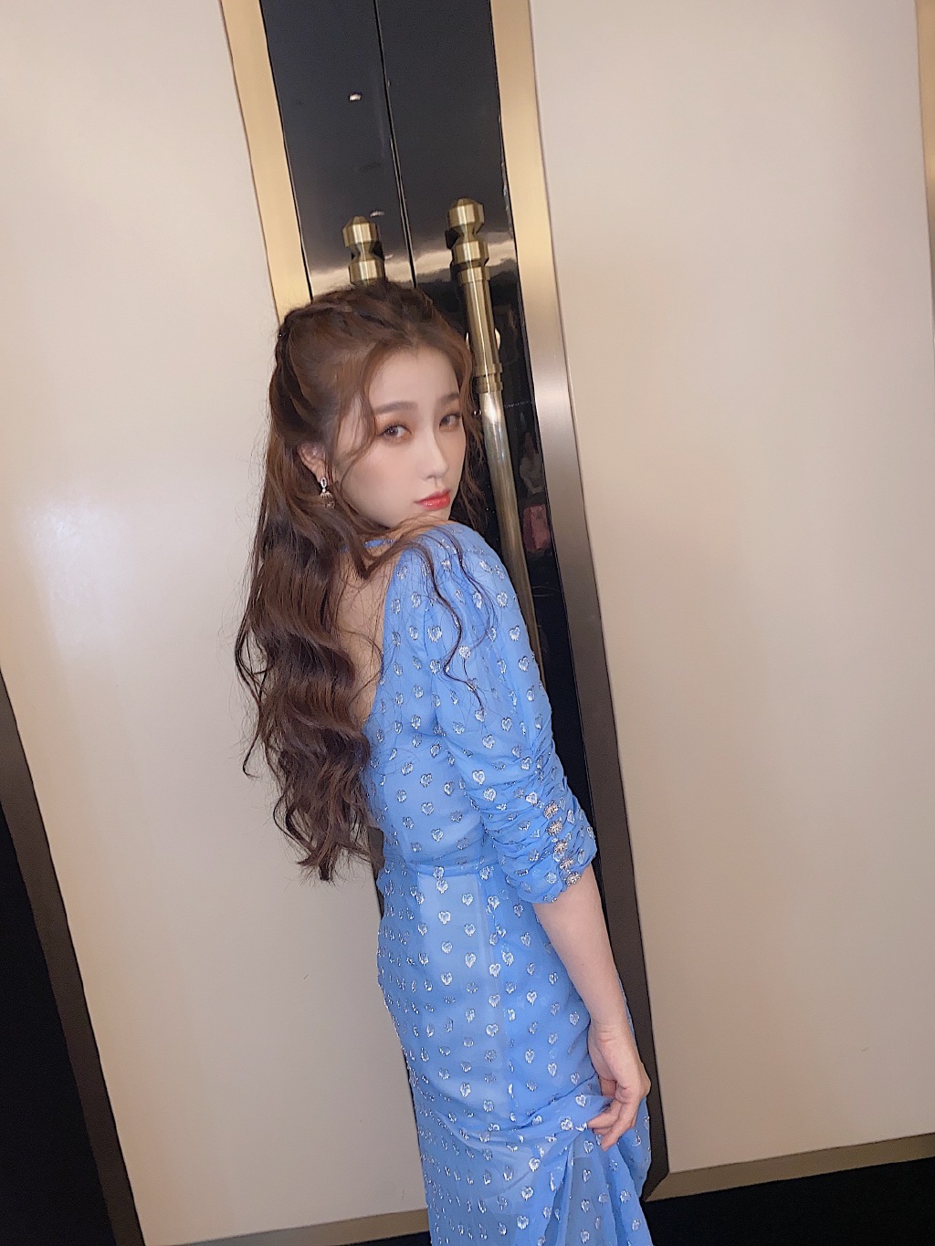 虞书欣蓝色长裙性感写真