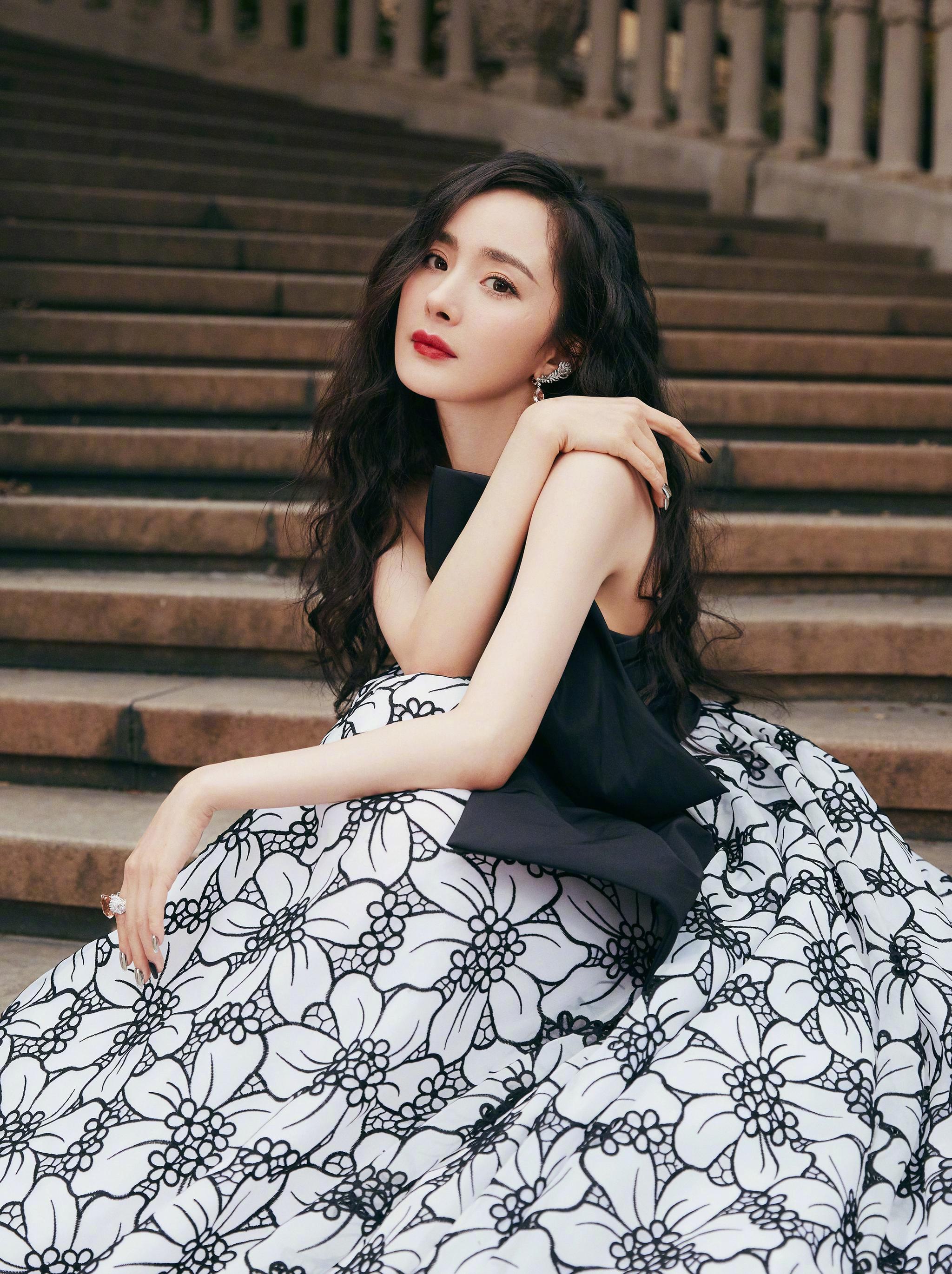 杨幂造型图大蝴蝶结黑白撞色长裙浪漫又典雅杨幂