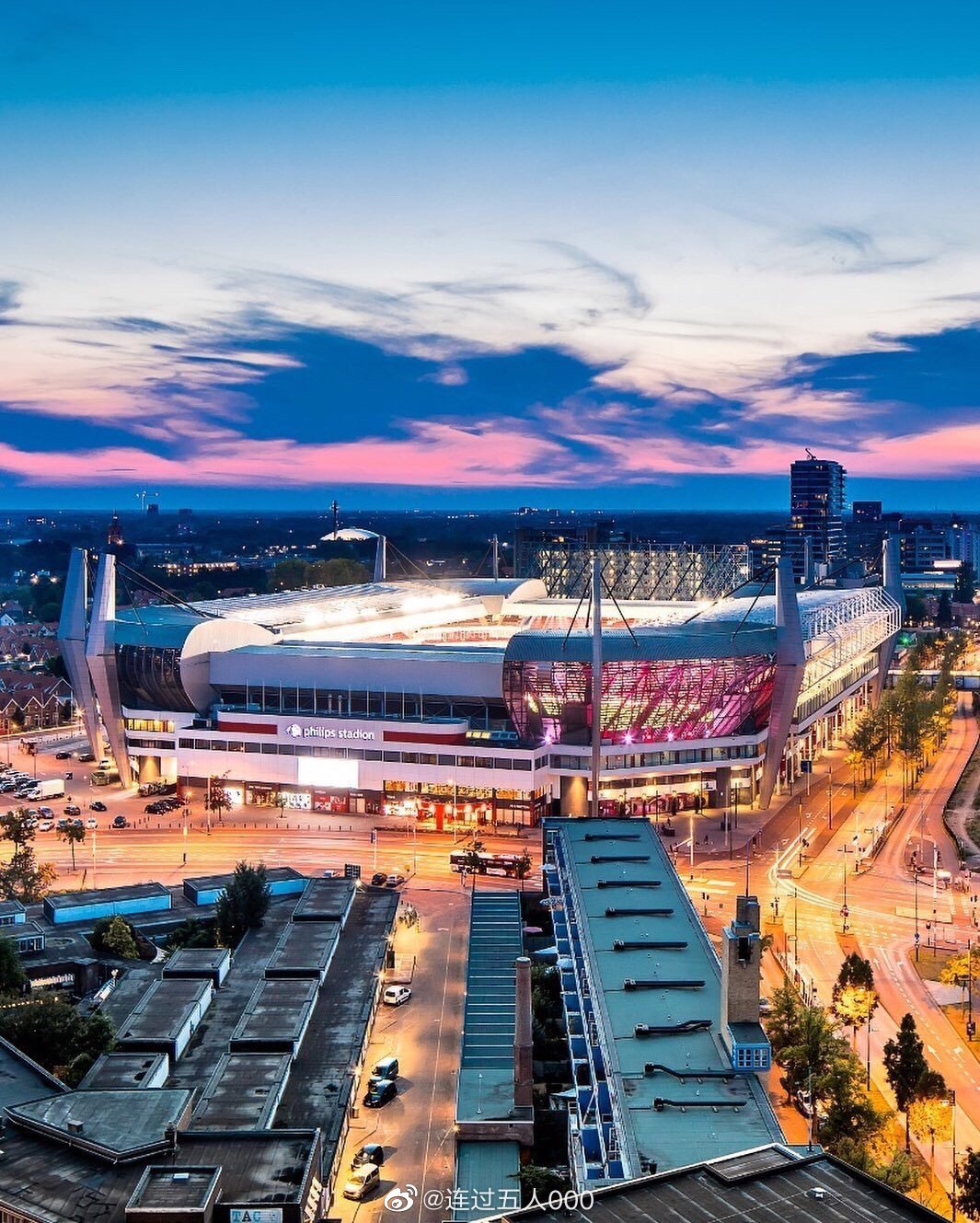 埃因霍温飞利浦大球场,国安前主帅施密特的新家.