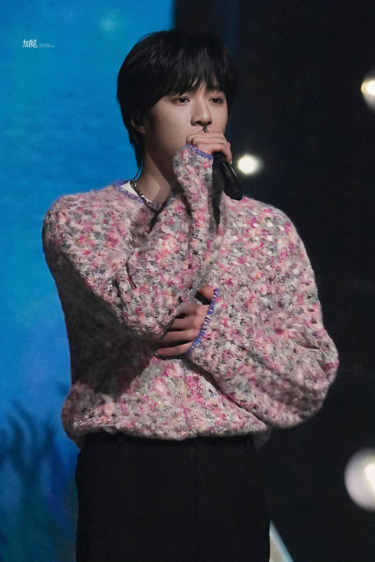 刘耀文小年夜碎花毛衣彩排路透图～ 碎花毛衣好好看……_高清图集