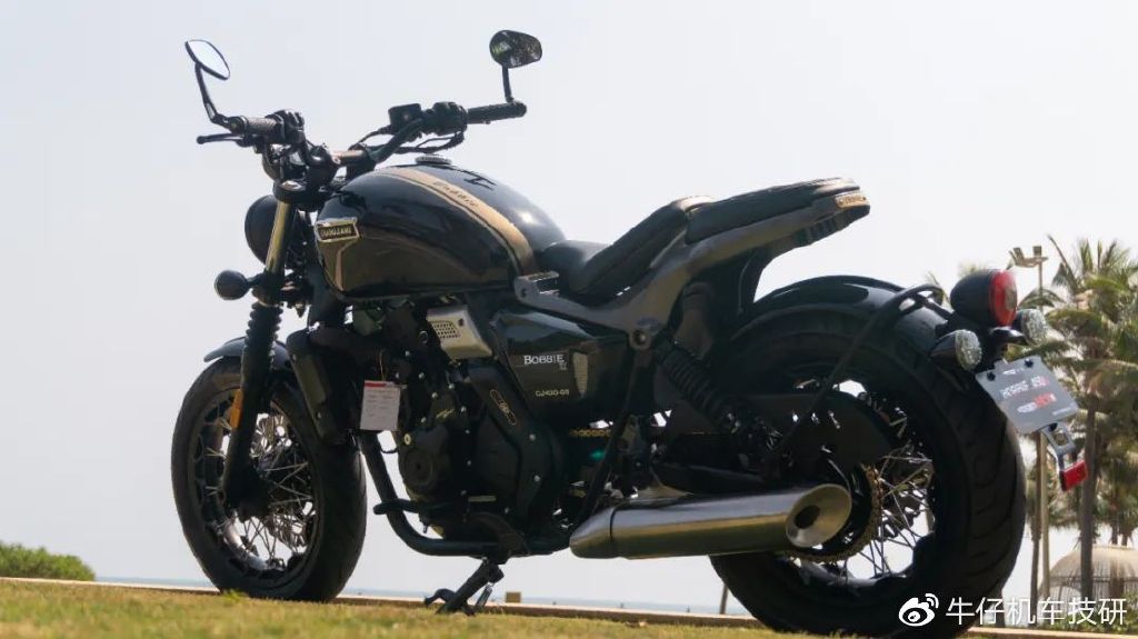 这款bobbie 450s第一眼给人的感觉就是bobber的类型,水滴形油箱,圆形