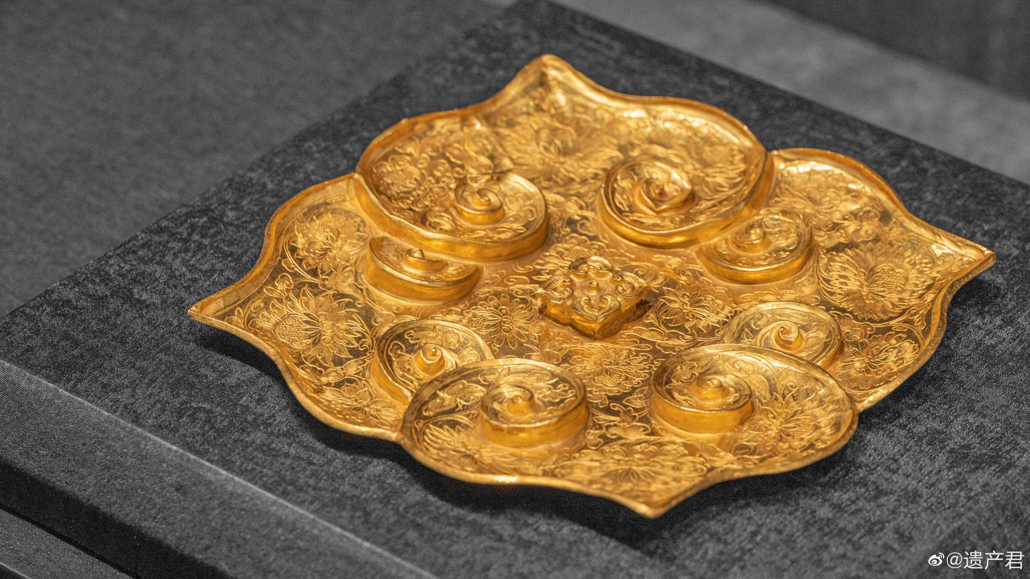 南京博物院藏· 元代"闻宣造"缠枝莲花纹金盘