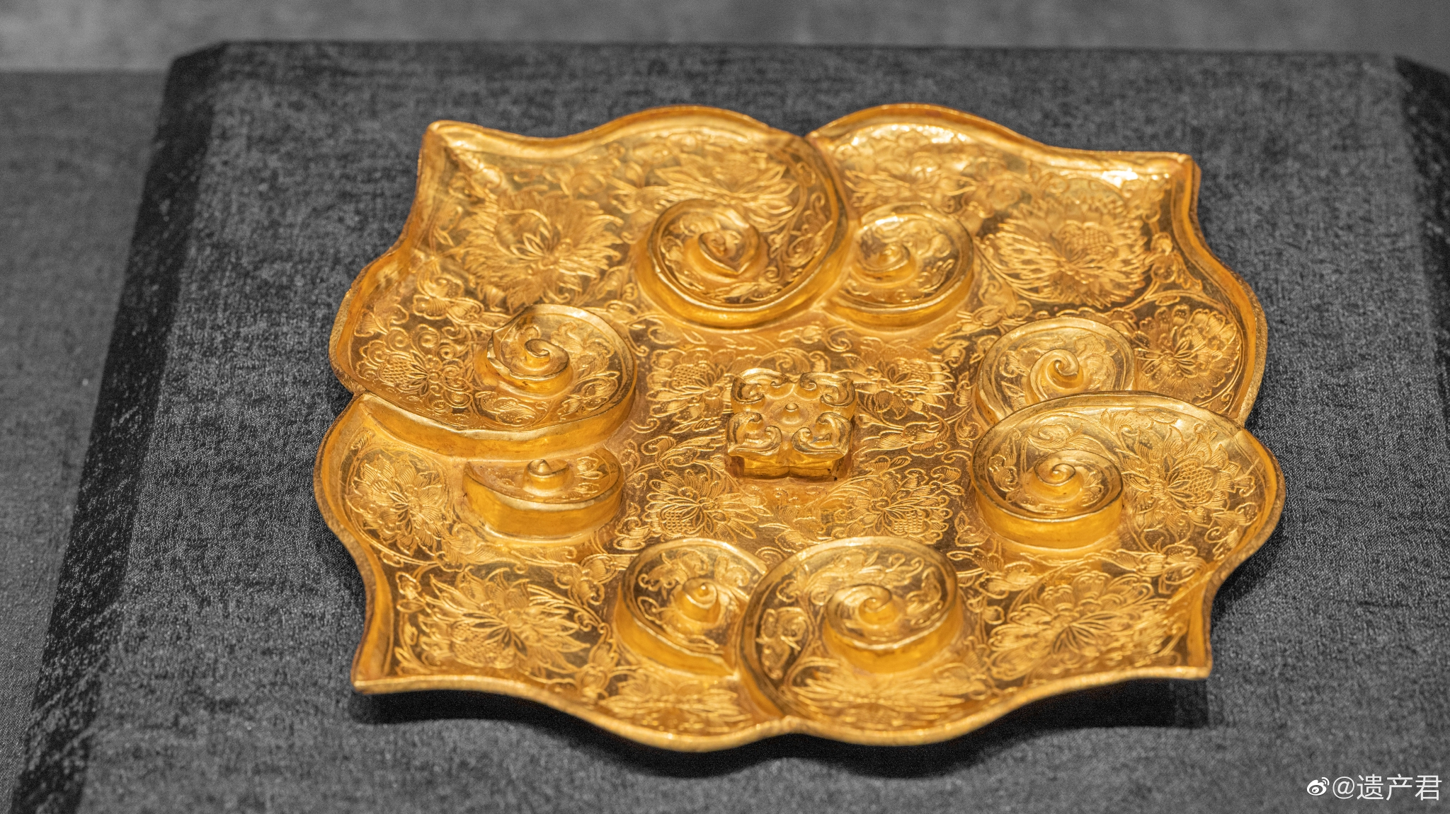 南京博物院藏元代闻宣造缠枝莲花纹金盘