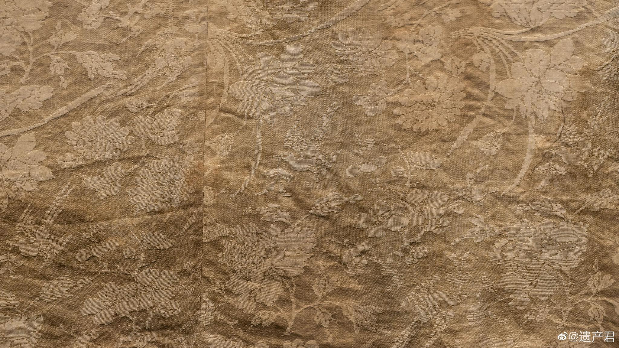 杭州中国丝绸博物馆明代折枝花鸟暗花缎广绣袍