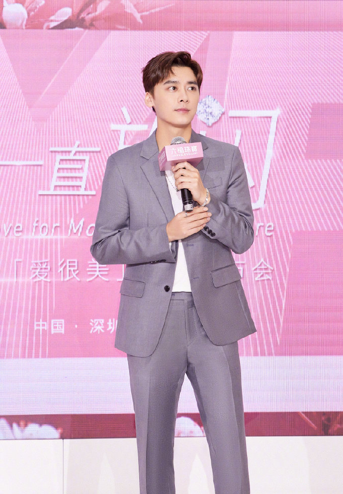 李易峰今日活动图 灰色西装搭配简约白t,清爽又不失帅气__财经头条