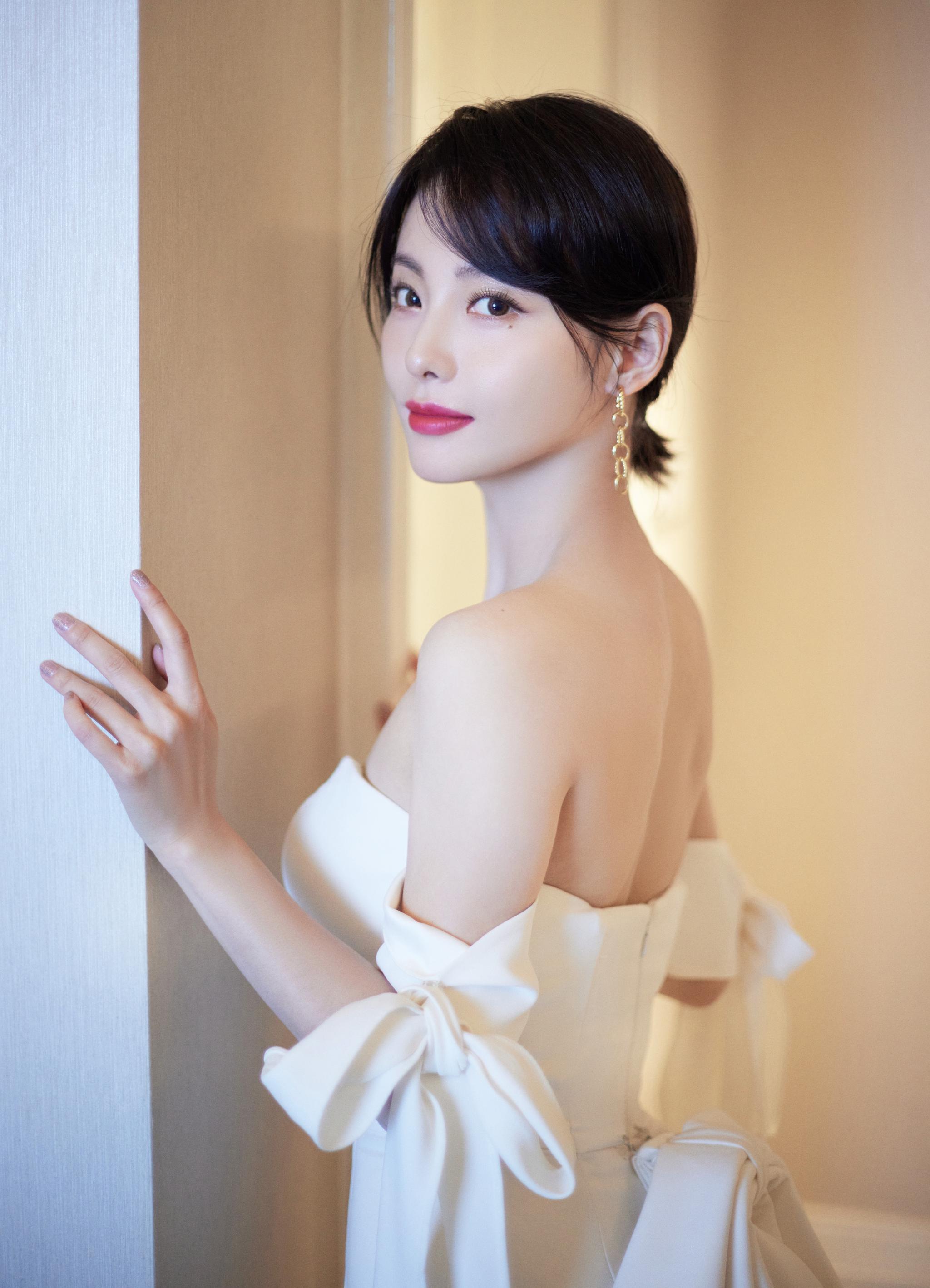 今日现身,一袭简约的抹胸拖尾长裙……|张嘉倪_新浪新闻