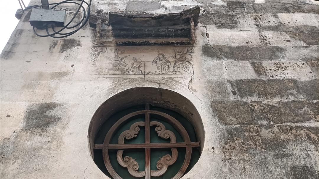 墙院上,传统与现实的碰撞