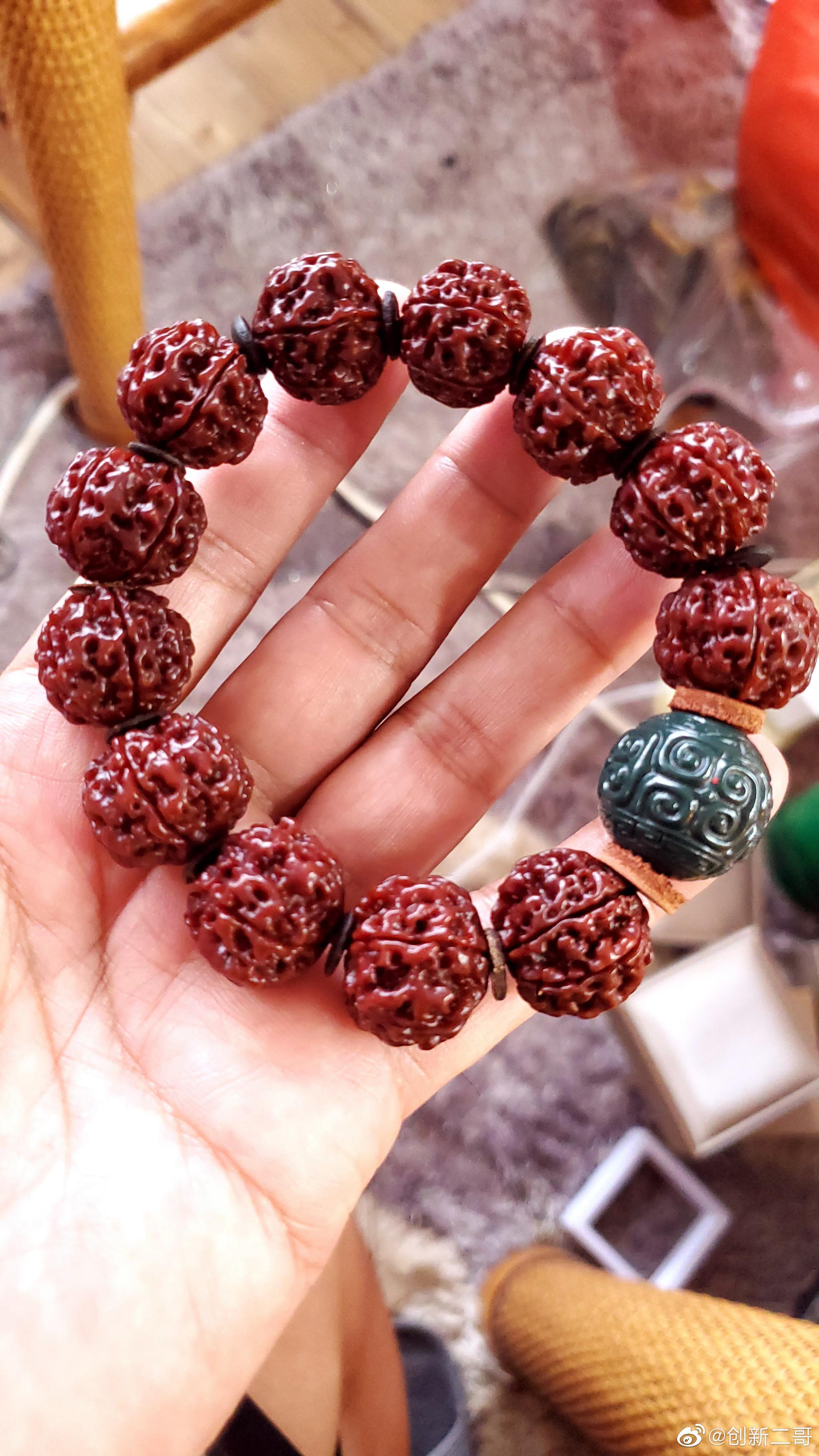 我的这串小金刚啥时候盘成人家这样,这个老小伙,大金刚盘了两年多