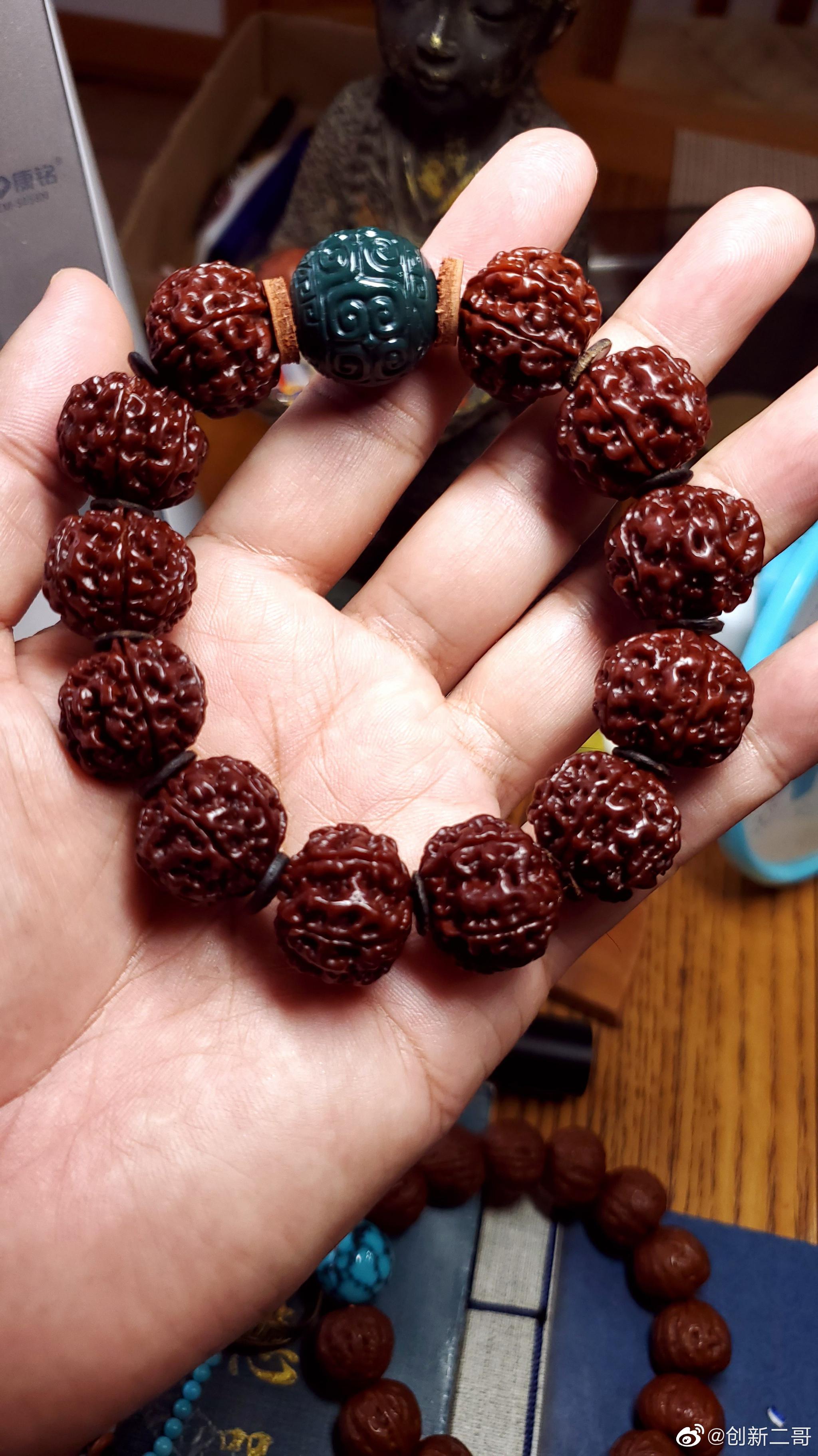 我的这串小金刚啥时候盘成人家这样,这个老小伙,大金刚盘了两年多