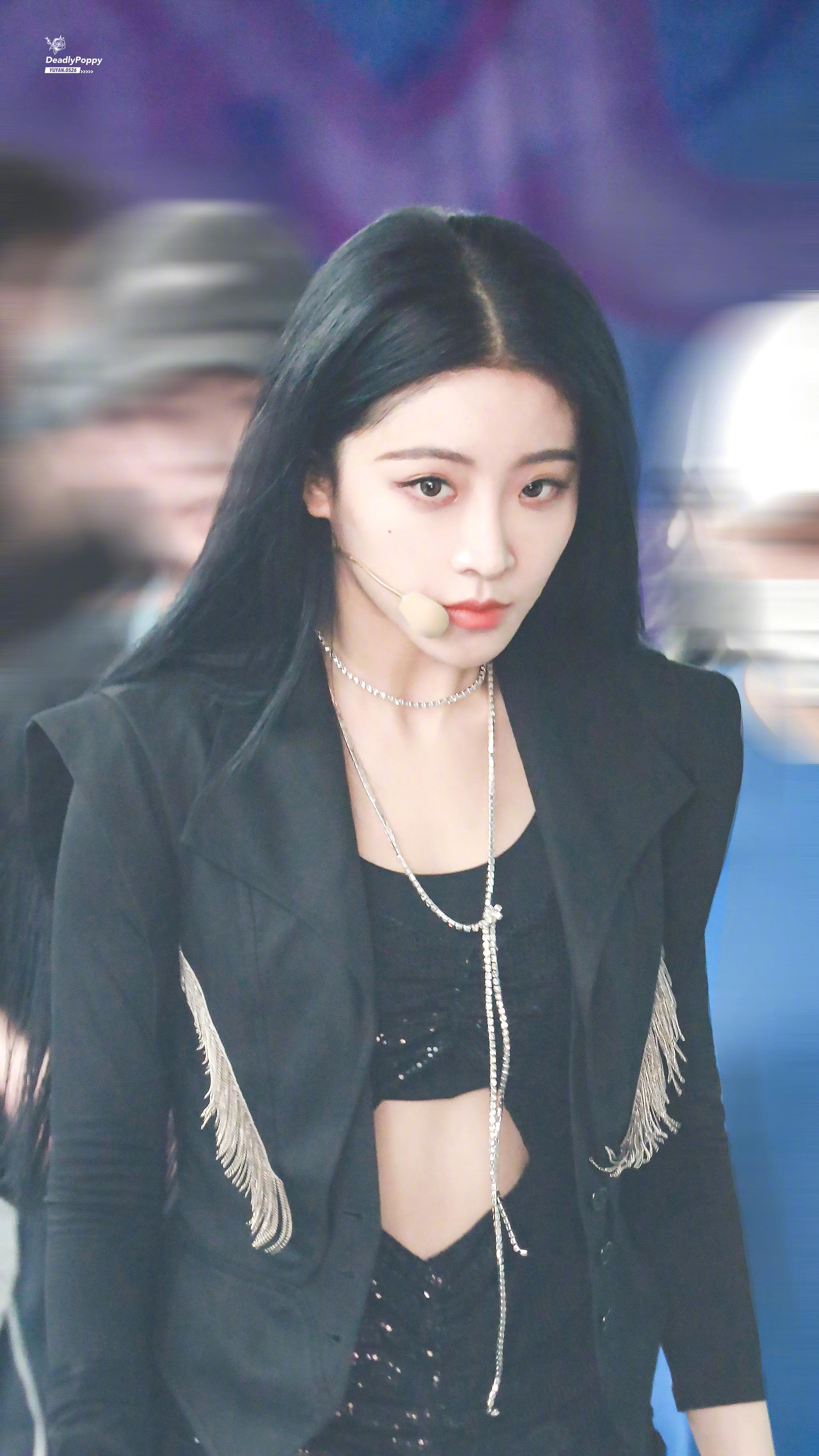 喻言个人封面《昕薇》九月刊预告