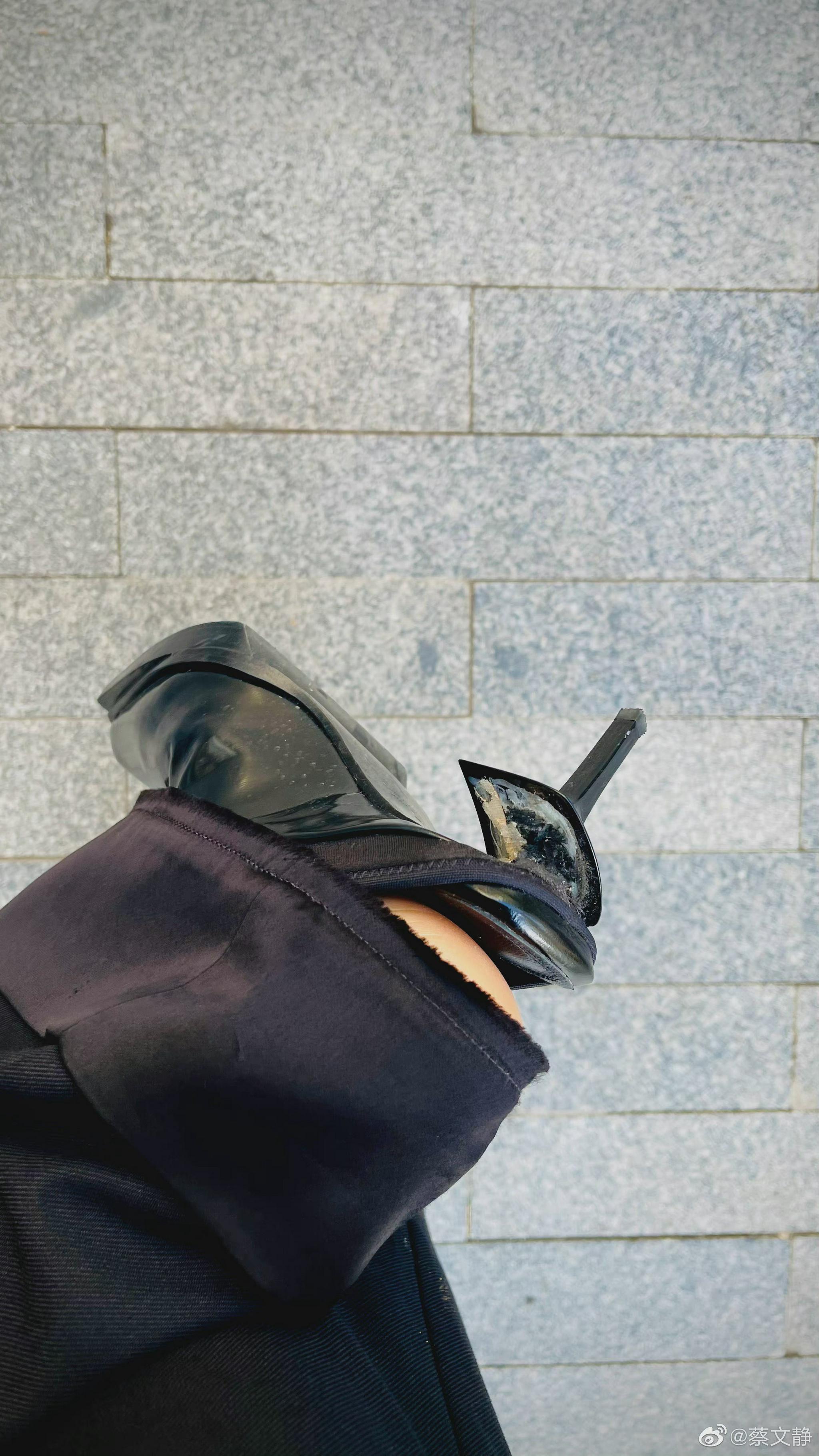 女星当街掉鞋底