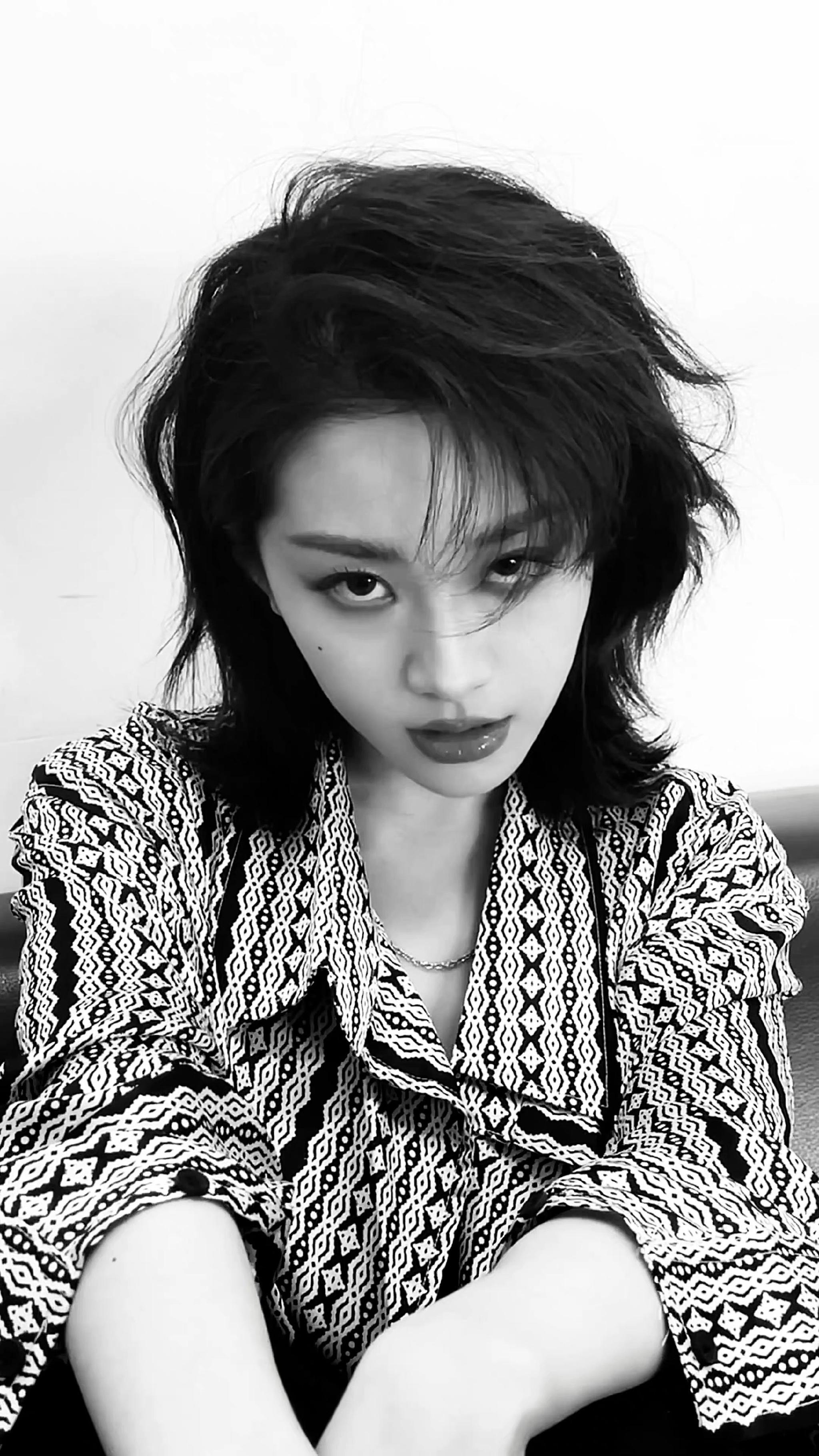 喻言晒live九宫格照短发黑白大片好酷好飒