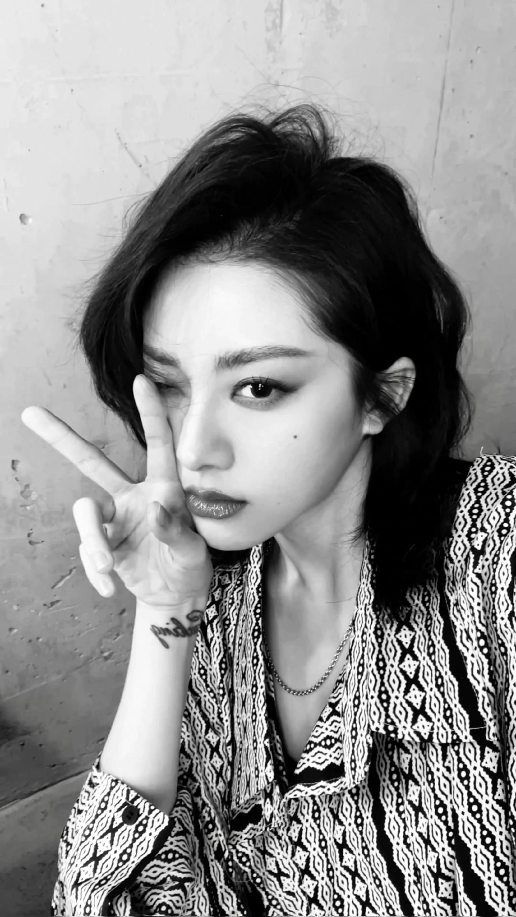 喻言晒live九宫格照短发黑白大片好酷好飒