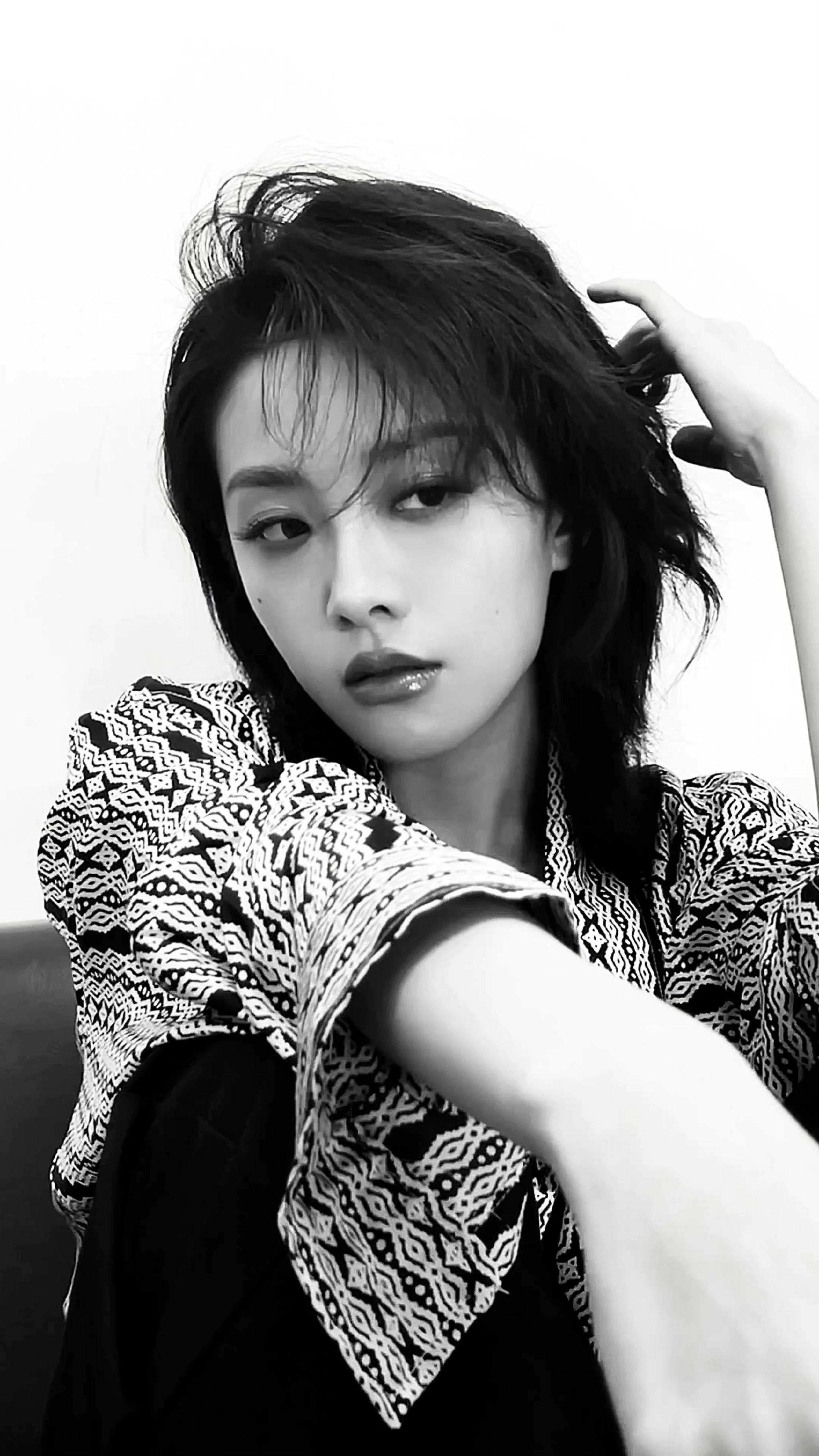 喻言晒live九宫格照短发黑白大片好酷好飒