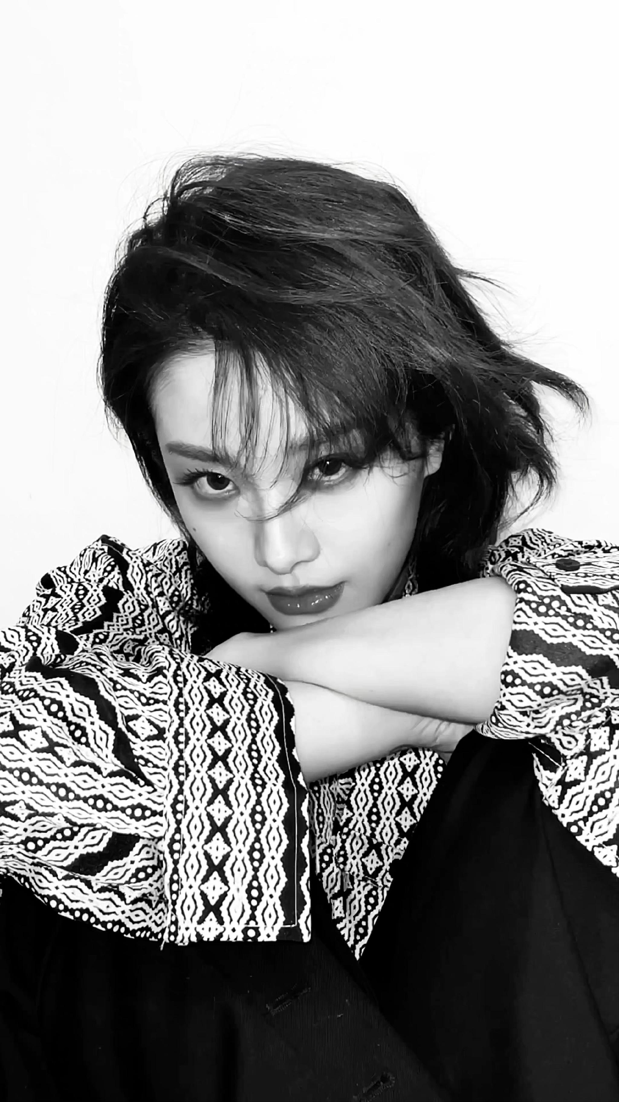 喻言晒live九宫格照短发黑白大片好酷好飒