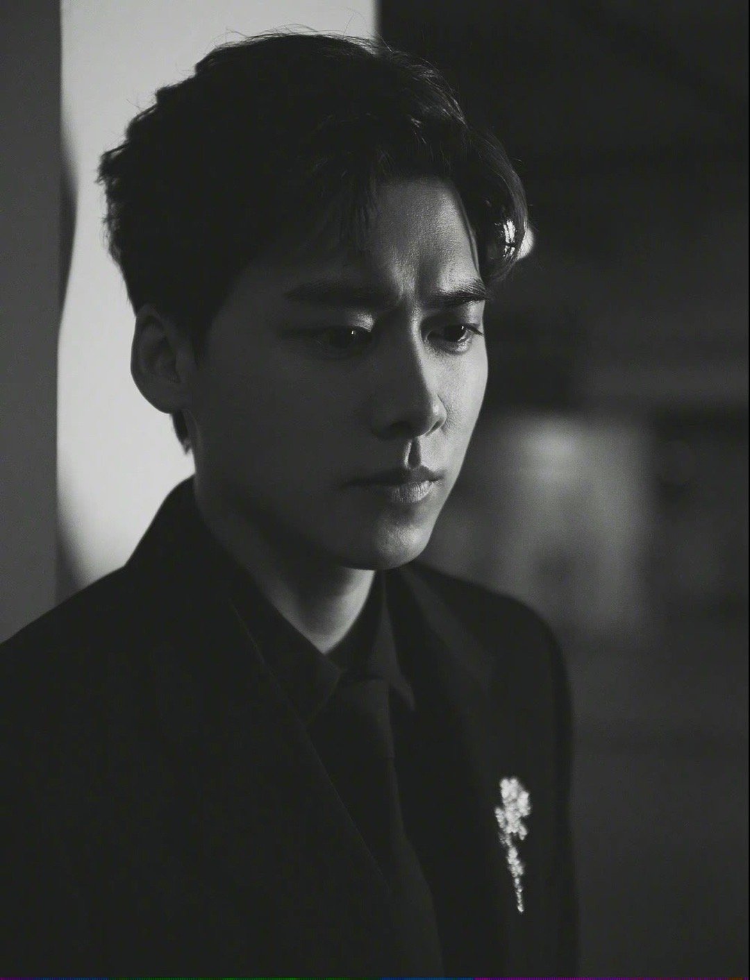 李易峰今晚时尚文化大赏黑色西装黑白质感的影像风格