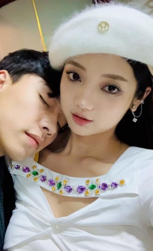 "冰柠檬"张兆艺遭家暴,被妈妈拿板凳砸,她鼻子淤青眼含泪光|张兆艺|冰