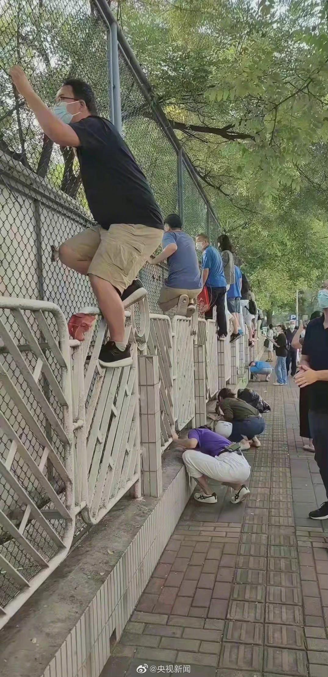 今天的校园围墙上，怎么“长”满了家长？休闲区蓝鸢梦想 - Www.slyday.coM