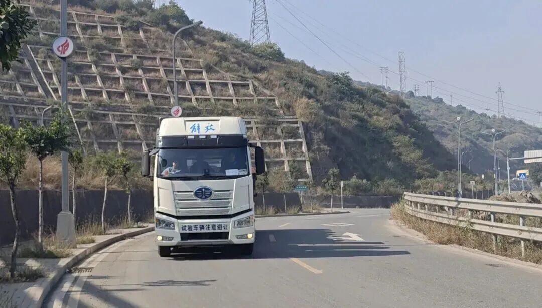 续航1000km!一汽解放液氢重卡启动公开道路示范运营-新浪汽车