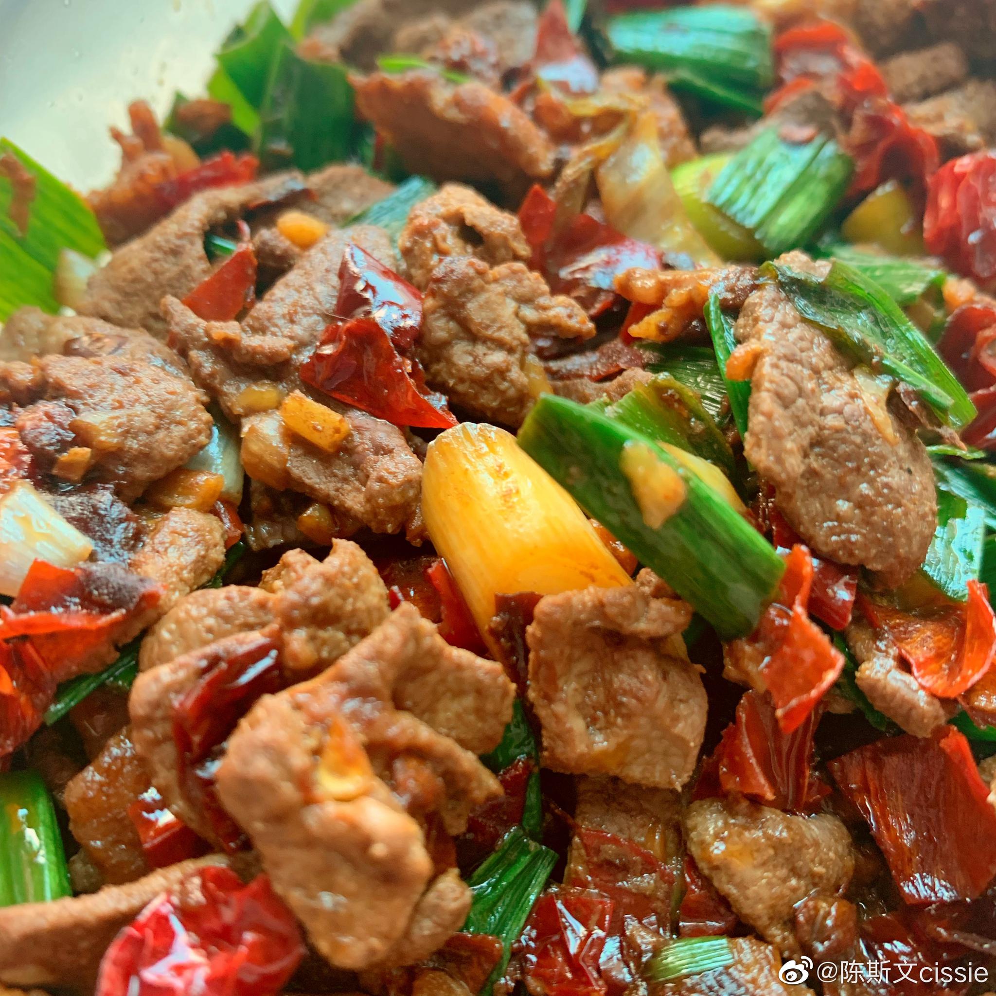 叫了两个炒菜,客家酿豆腐和土匪猪肝80多块钱!