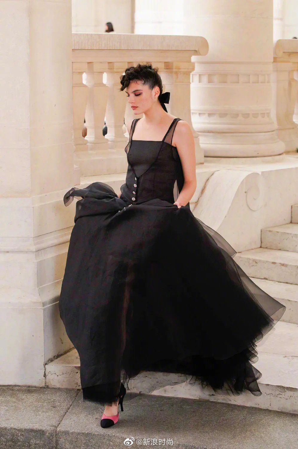 经典软呢大衣,黑与白的礼服,依旧塑造着香奈儿女郎的优雅格调.