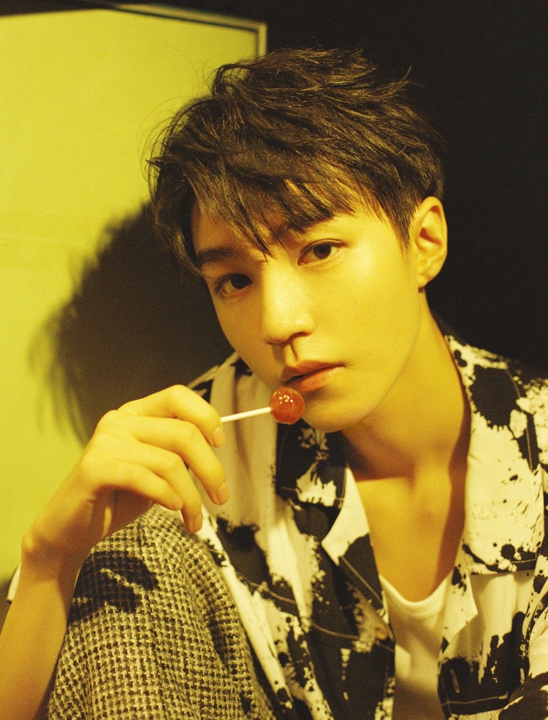 王俊凯最新写真大片 格纹西装花衬衫,叼着棒棒糖桀骜不羁的小凯__财经