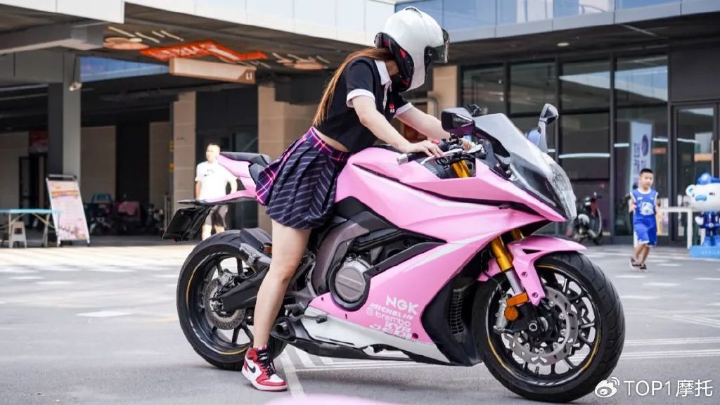 粉色k750比较简单,仅用简单的白色拉花点缀,贴了一些摩托车配套厂商的