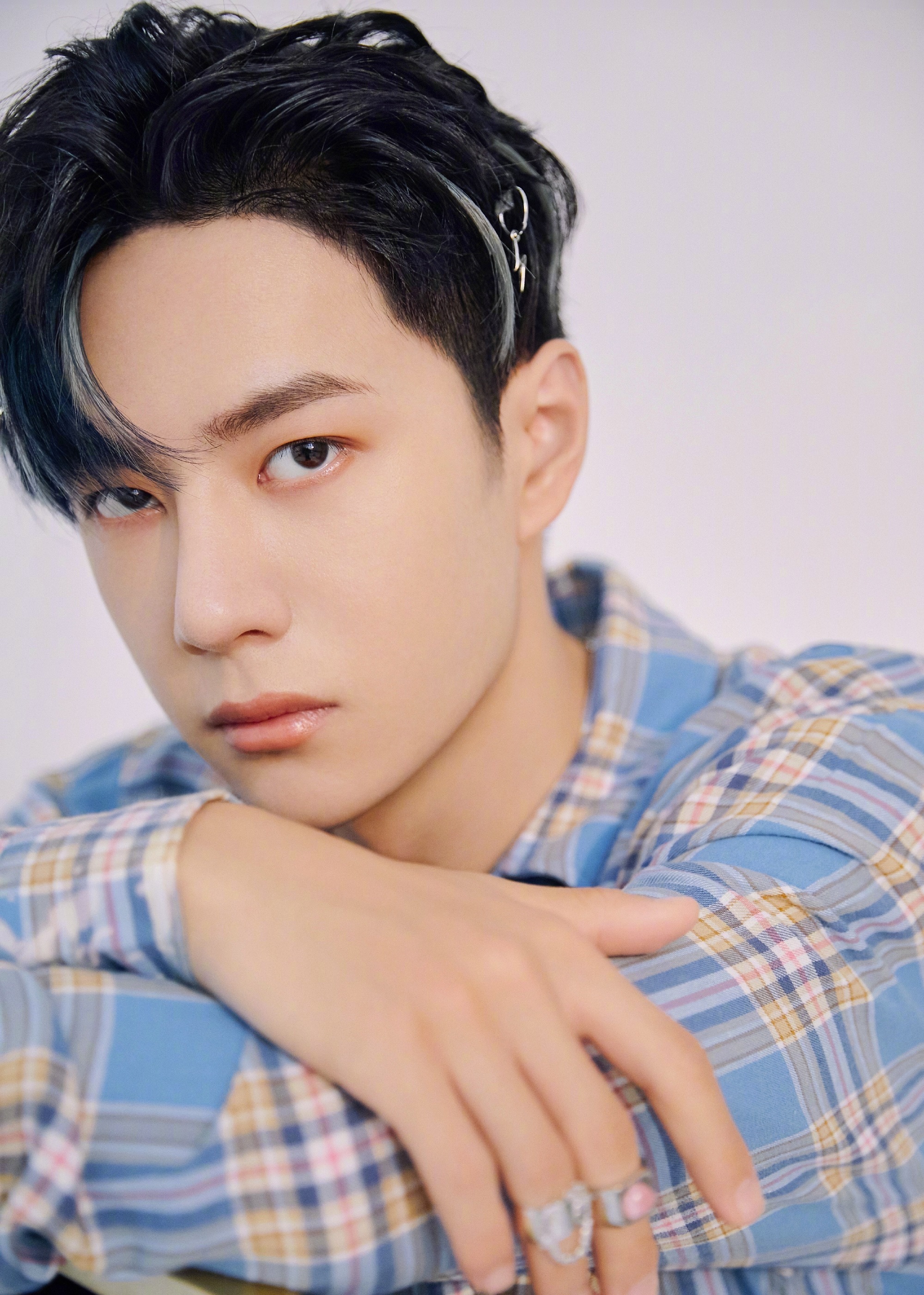 《这就是街舞》里王一博身穿amiri蓝色格纹衬衫