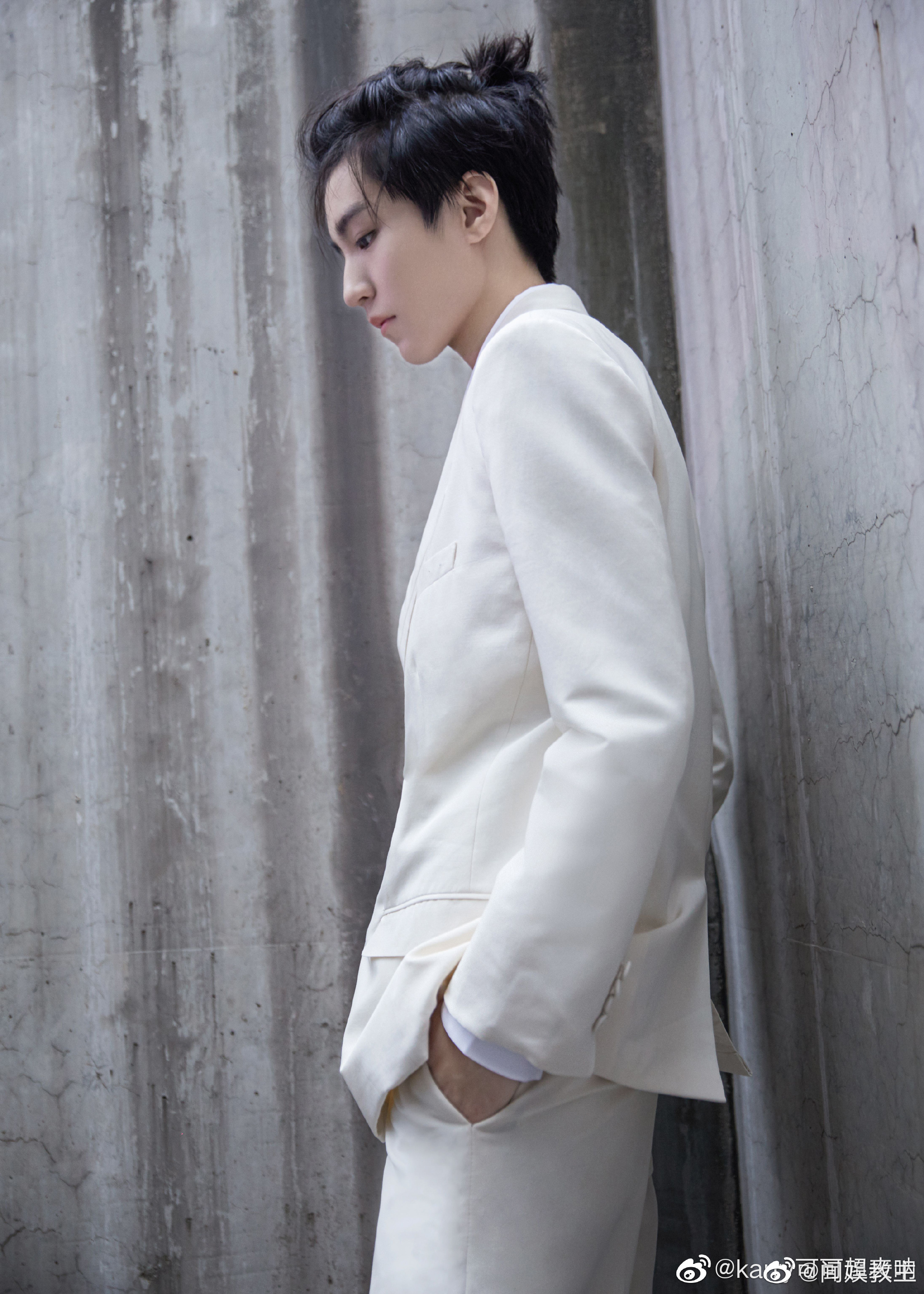 今日王俊凯身穿纯白色纽孔西装温文尔雅,漫画小辫发型小成熟