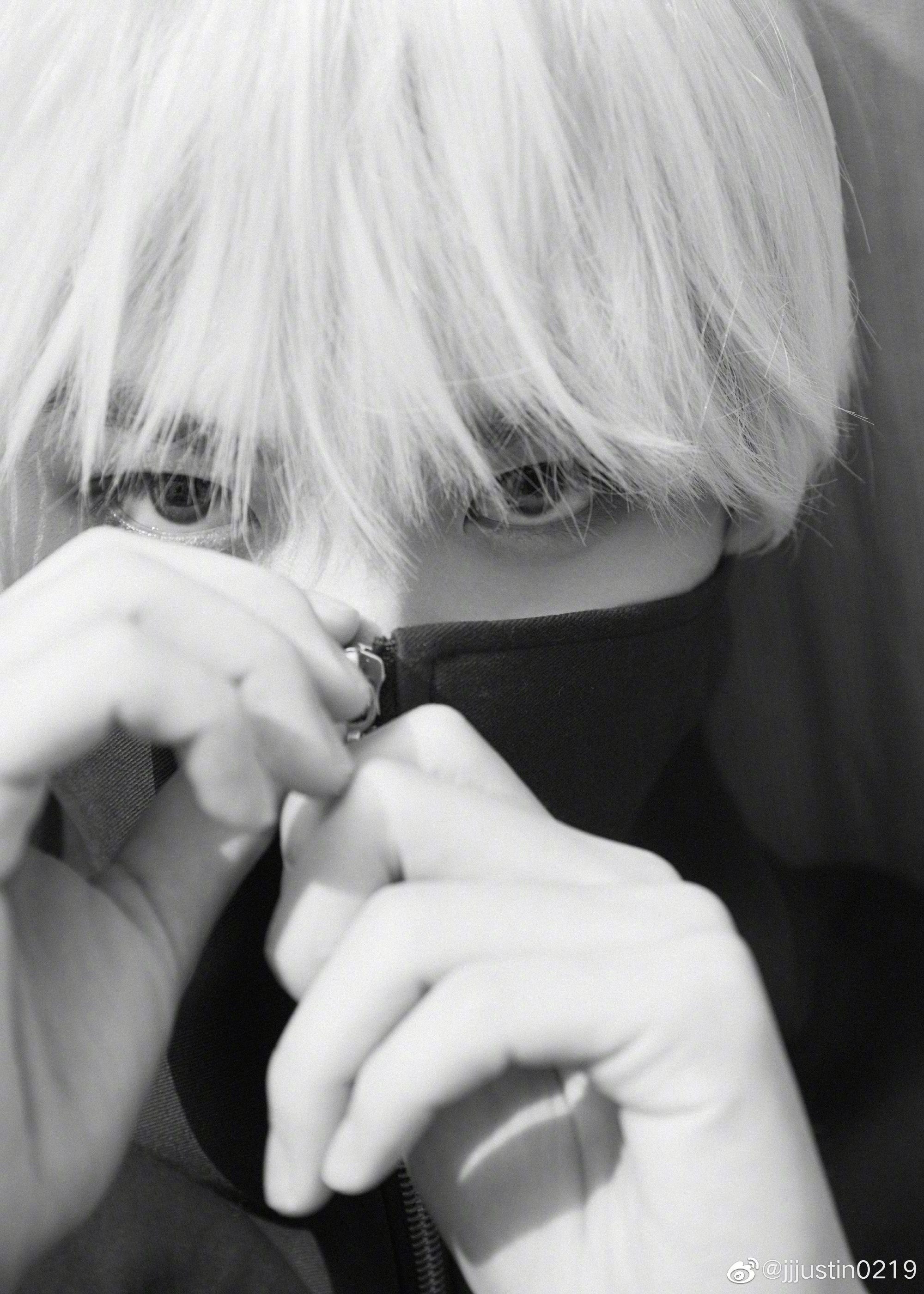 黄明昊jjjustin0219微博分享了同一组cos狗卷棘的图