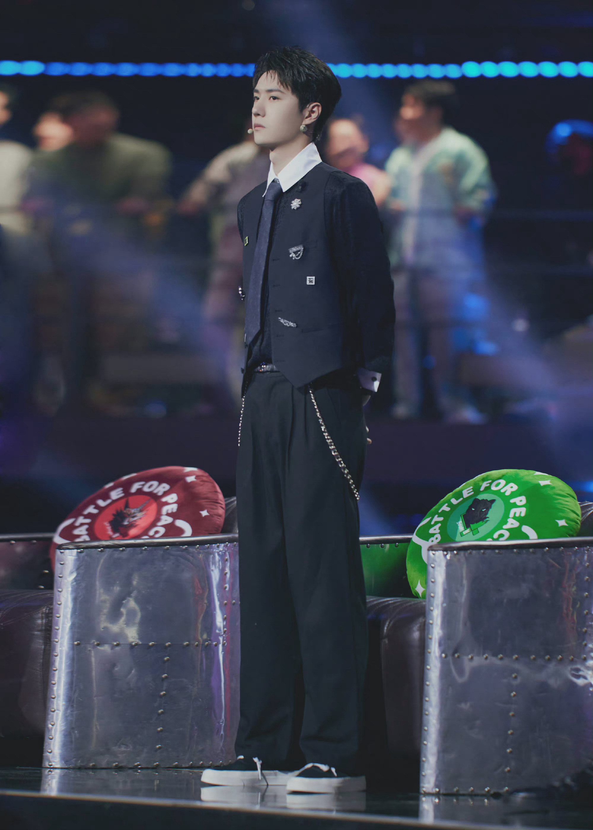 王一博这就是街舞造型图 黑色马甲造型,好帅!__财经头条