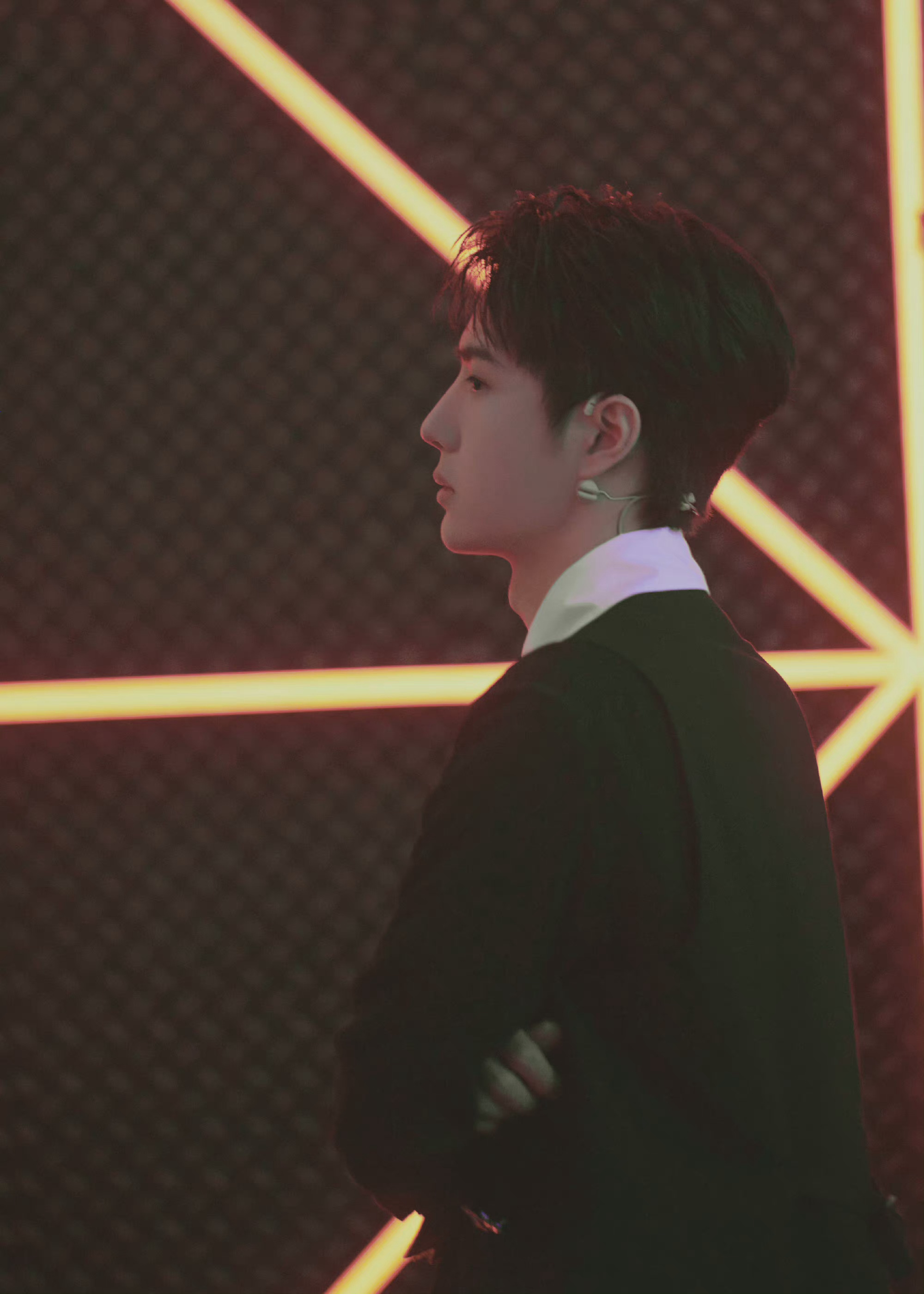 王一博这就是街舞造型图 黑色马甲造型,好帅!__财经头条