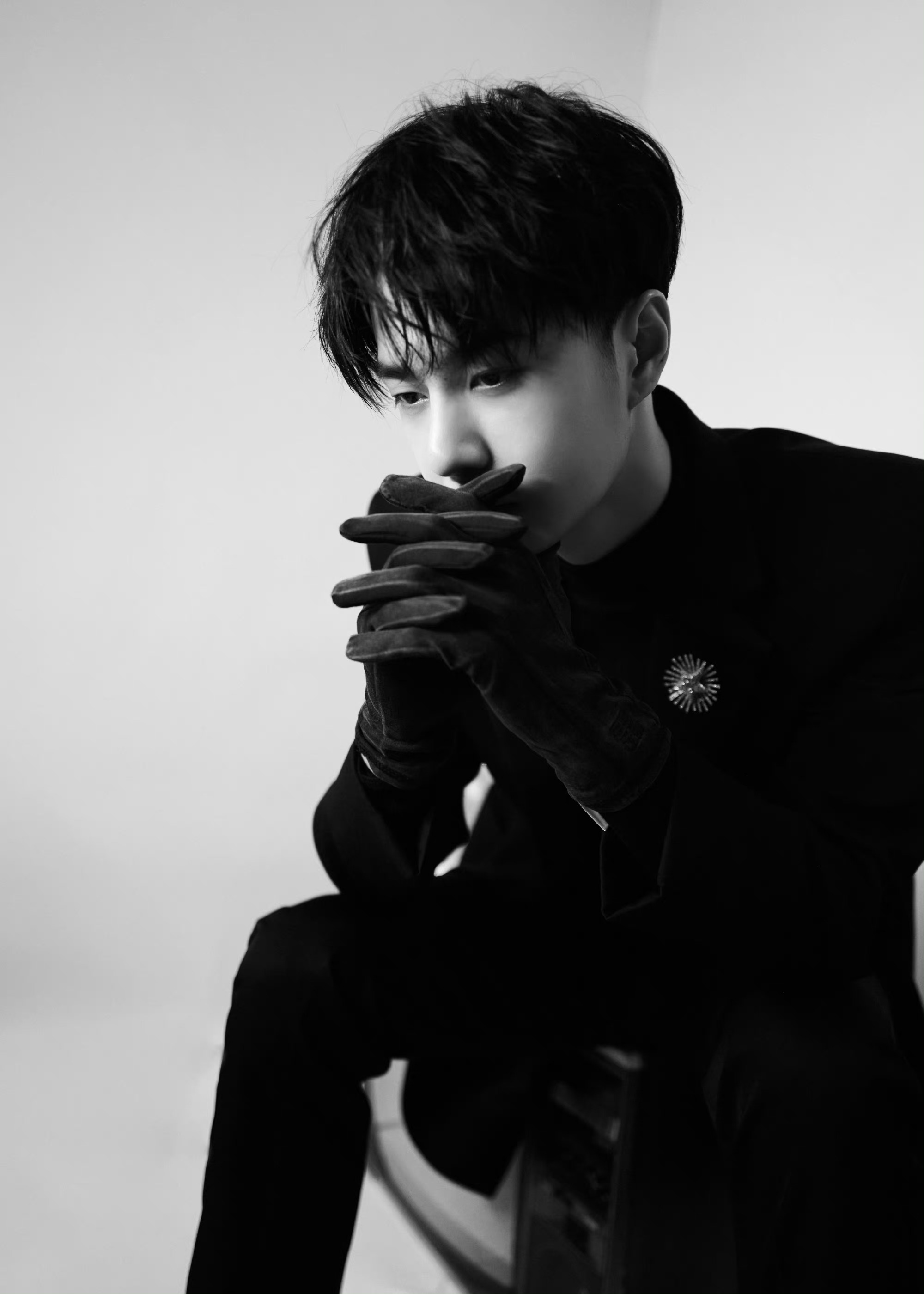 王一博微博之夜造型工作室出图,来客观评价这一身如何?