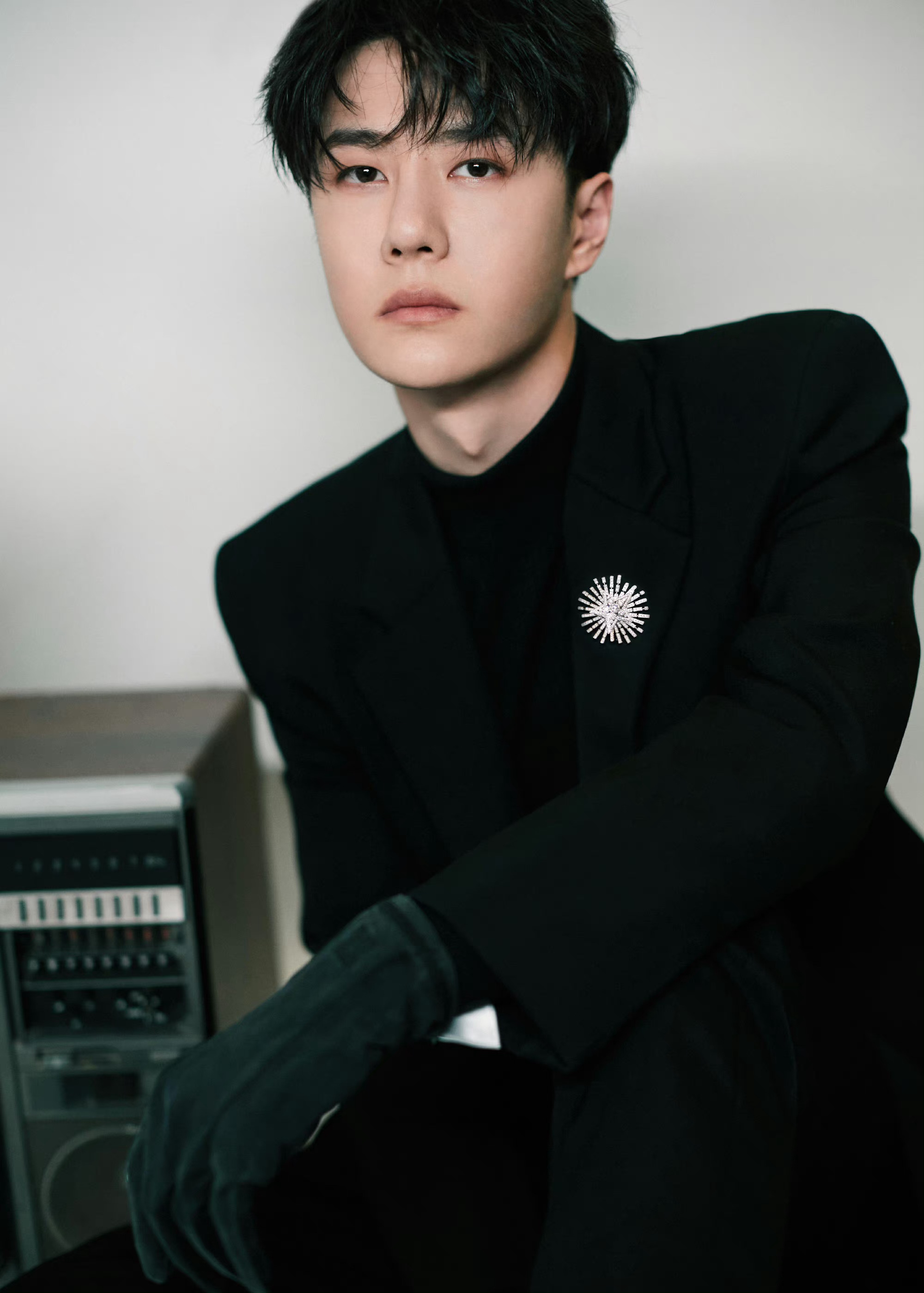 王一博微博之夜造型工作室出图,来客观评价这一身如何?