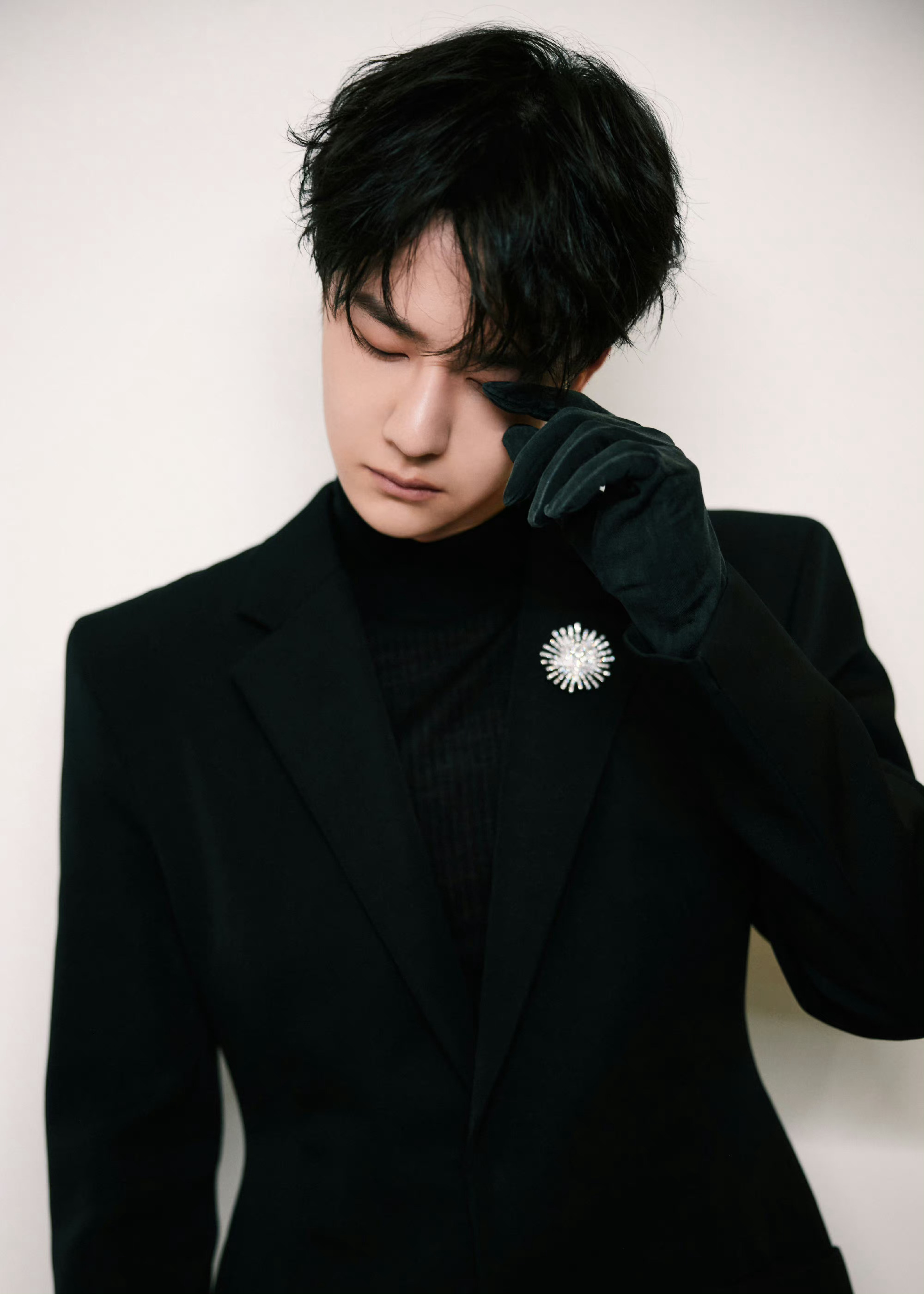 王一博微博之夜造型工作室出图,来客观评价这一身如何?