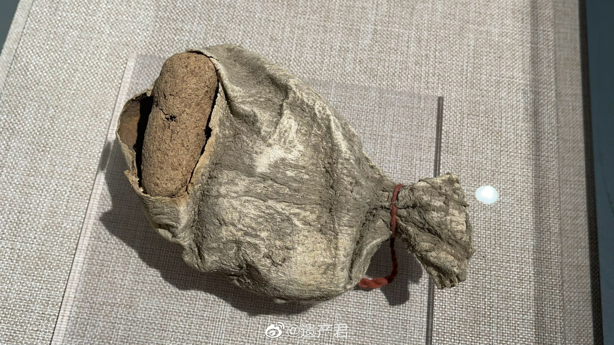 新疆巴州博物馆展出的公元前8-2世纪的粟米饼……