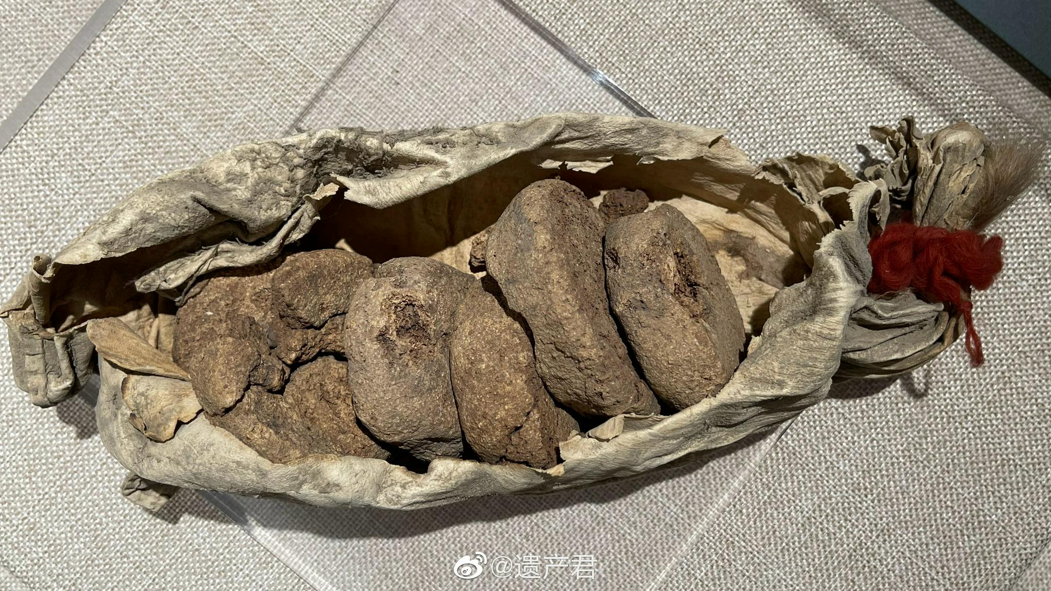 新疆巴州博物馆展出的公元前8-2世纪的粟米饼……