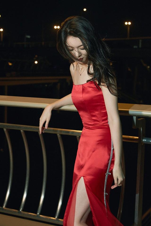 傅菁不愧是“高冷”代言人，穿红色修身裙秀曲线，骨感身材好美休闲区蓝鸢梦想 - Www.slyday.coM