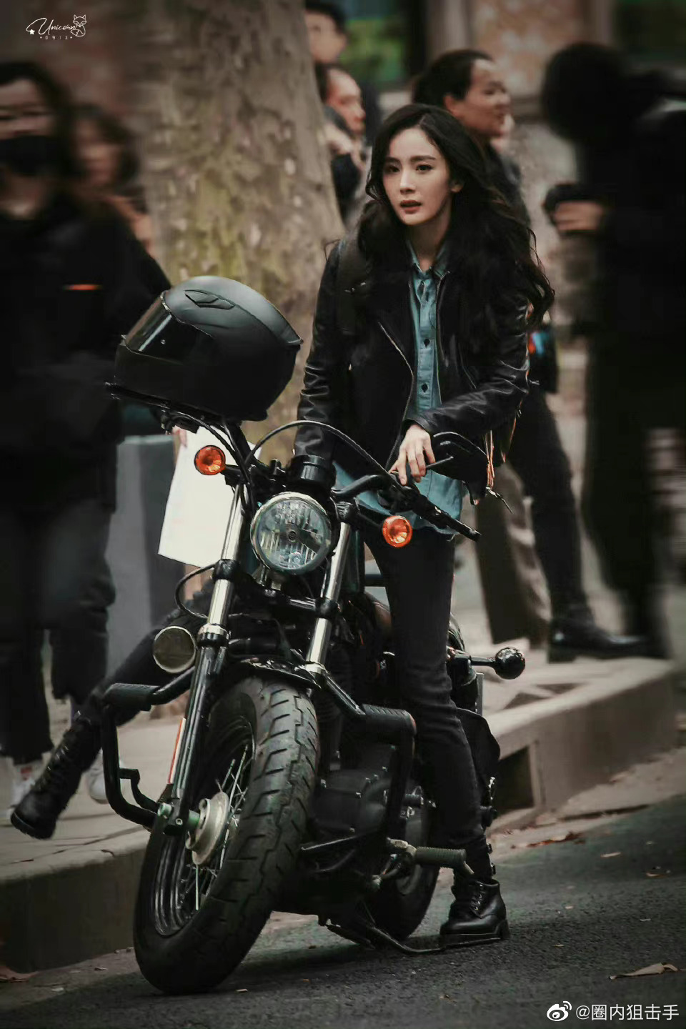 杨幂这令人瞩目的大长腿!骑摩托车太酷了吧!