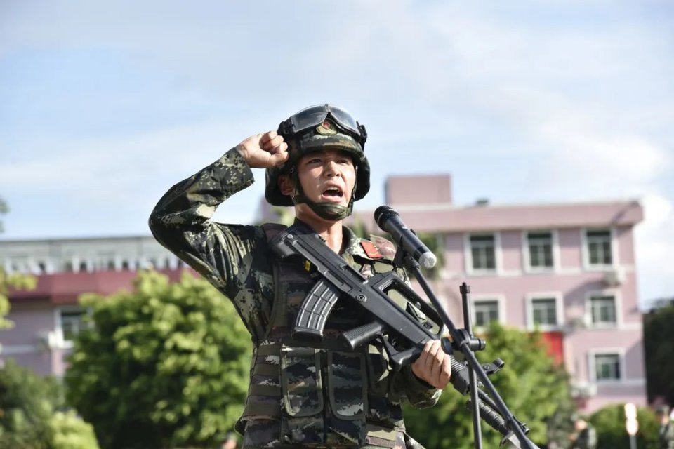 列兵接过钢枪.栾一帆 摄