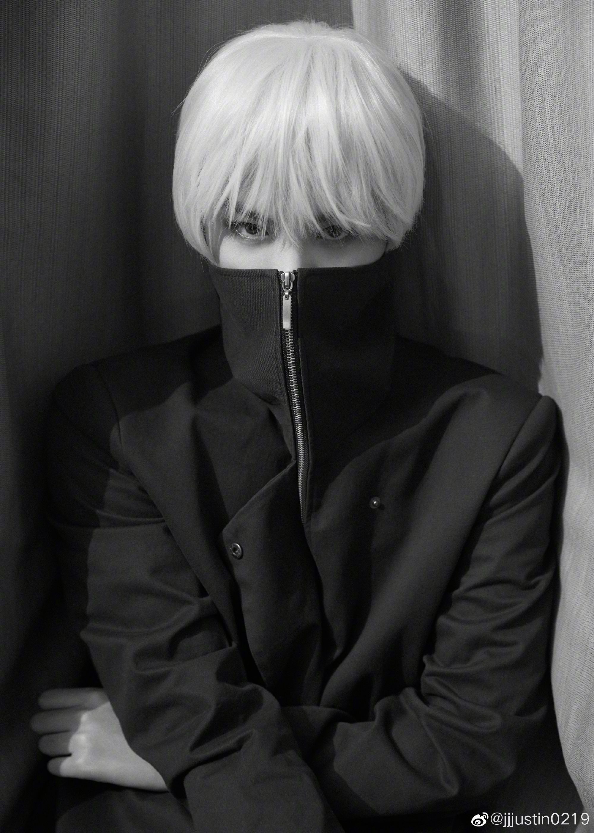 黄明昊jjjustin0219微博分享了同一组cos狗卷棘的图