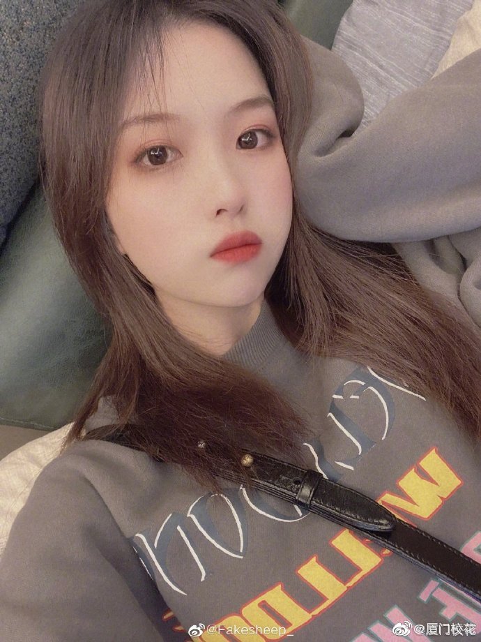 她叫程茜,99年,就读于武汉商学院,身高165cm,很有气质的女生