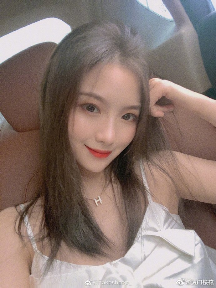 她叫程茜,99年,就读于武汉商学院,身高165cm,很有气质的女生