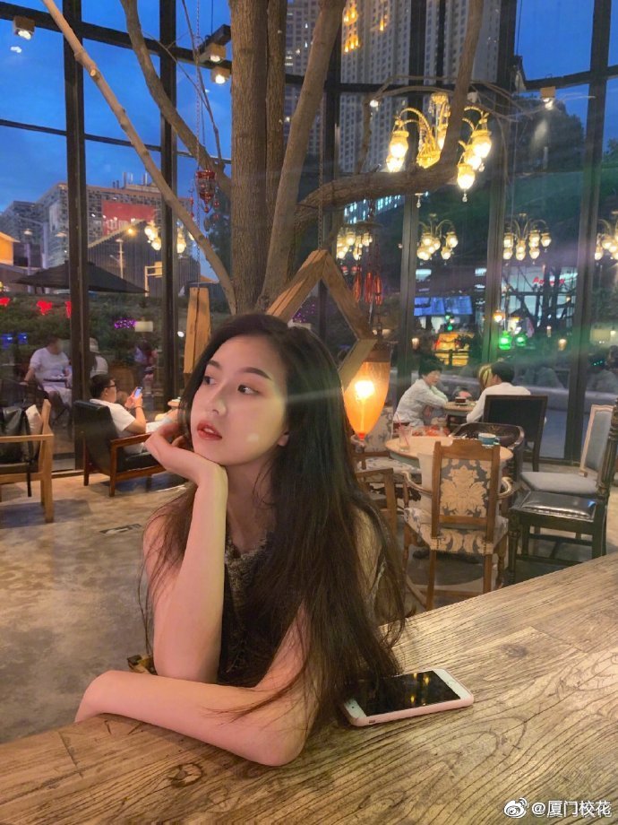 她叫程茜,99年,就读于武汉商学院,身高165cm,很有气质的女生