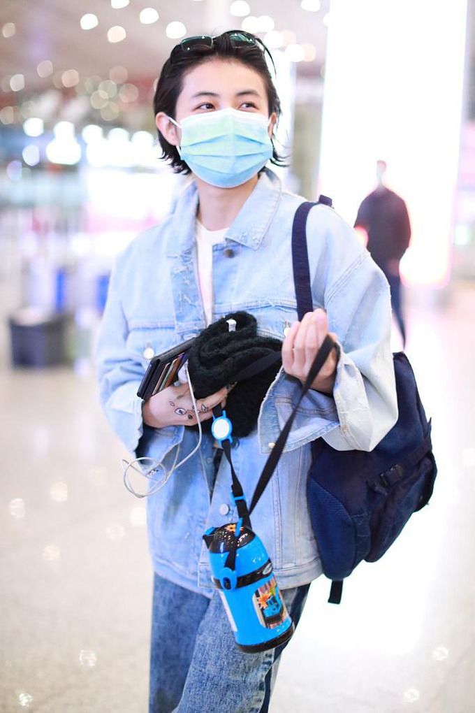 国民妹妹张子枫牛仔look配湿发背头走朋克风又酷又可爱